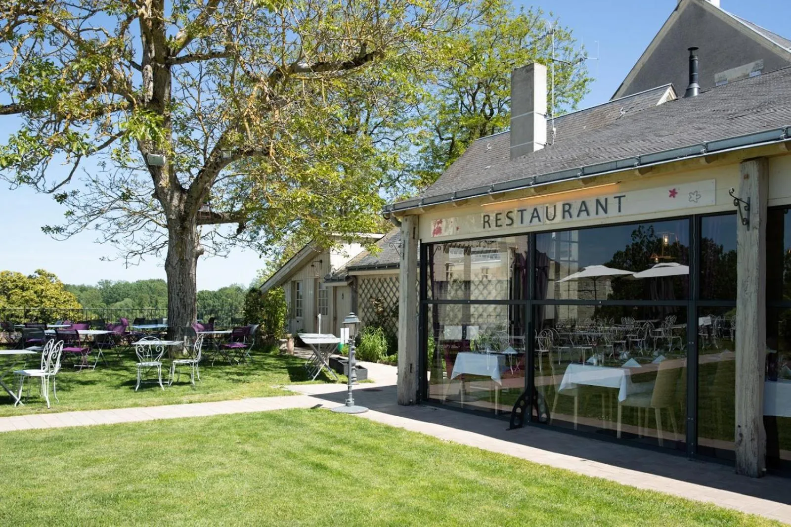 Restaurant/places to eat in Logis Hôtel Le Bussy