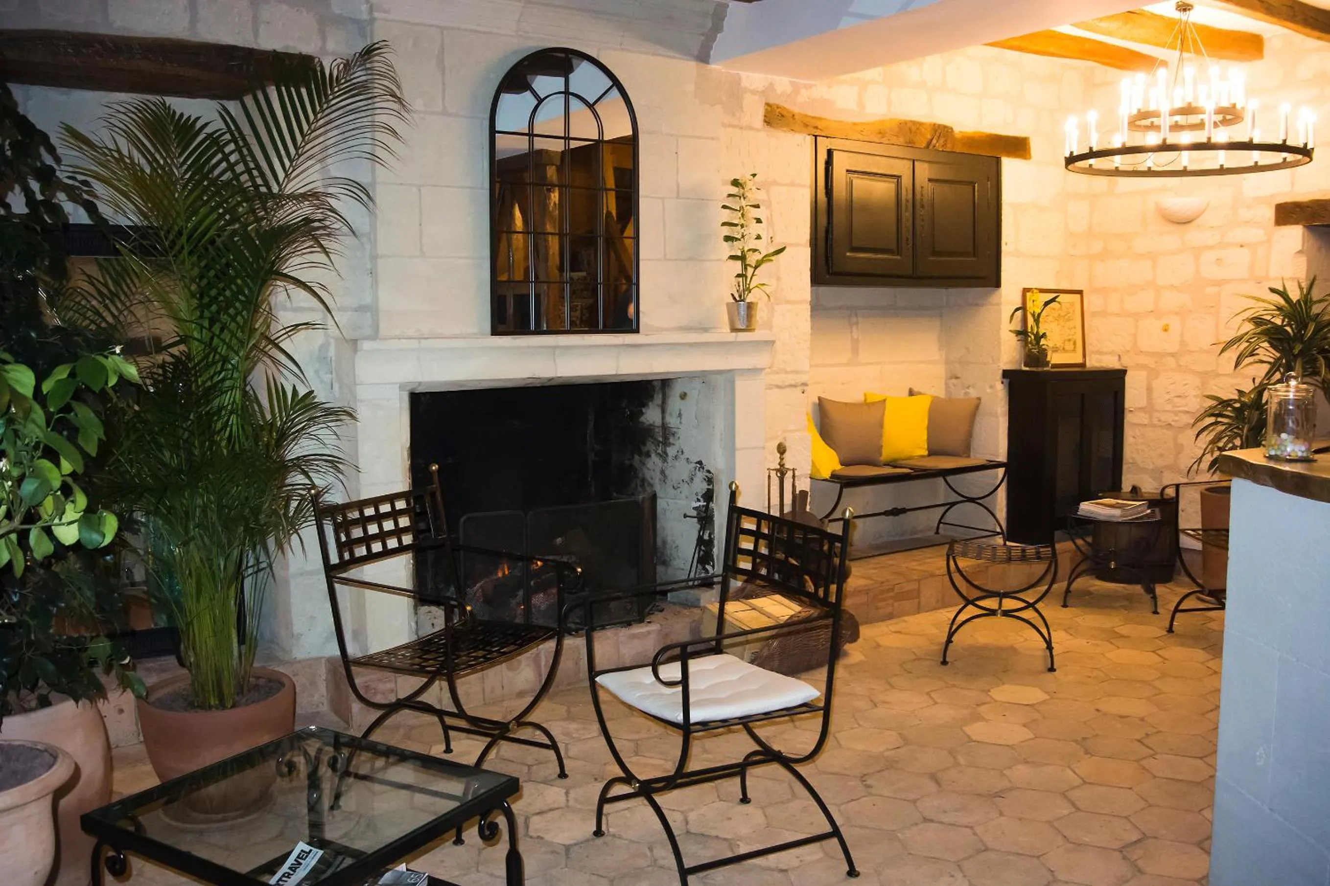 Lobby or reception in Logis Hôtel Le Bussy