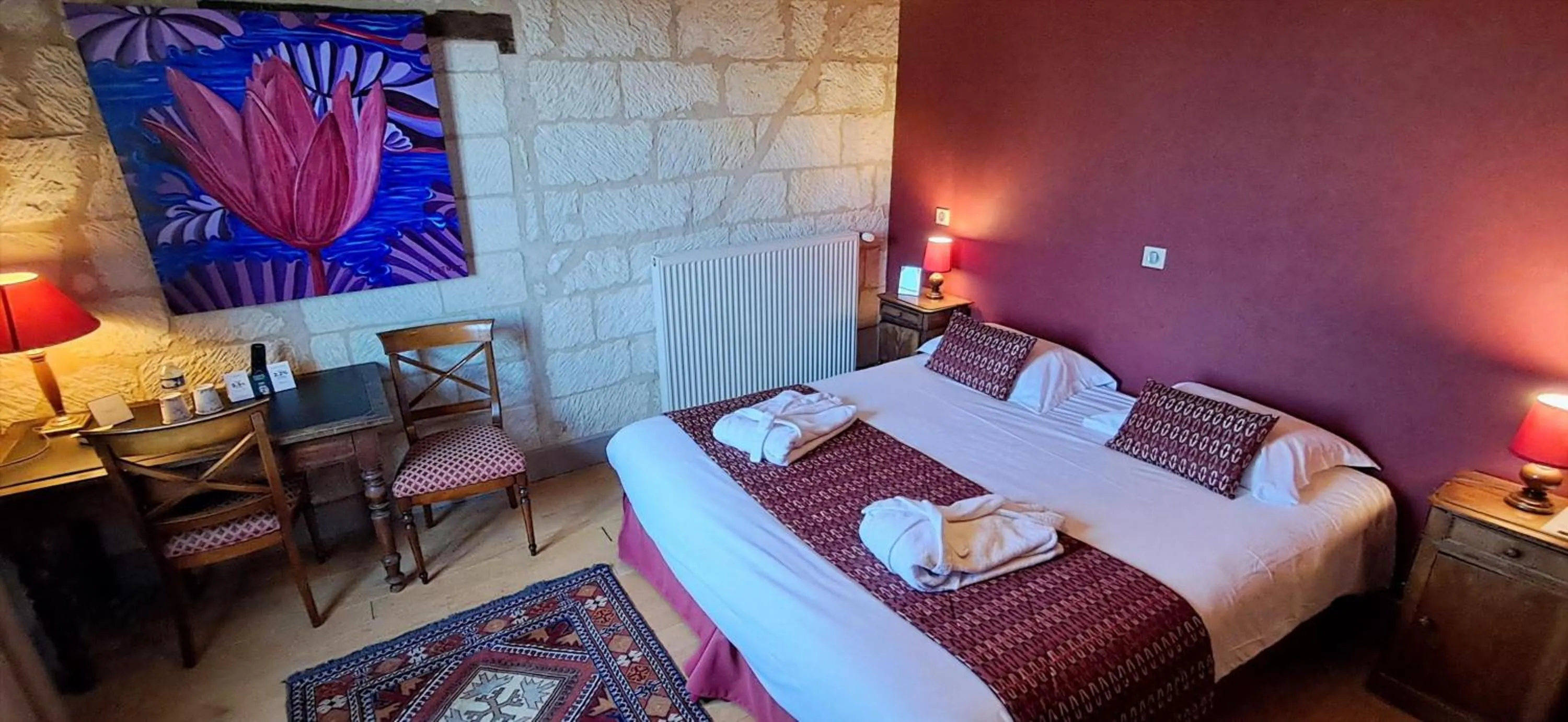 Bed in Logis Hôtel Le Bussy