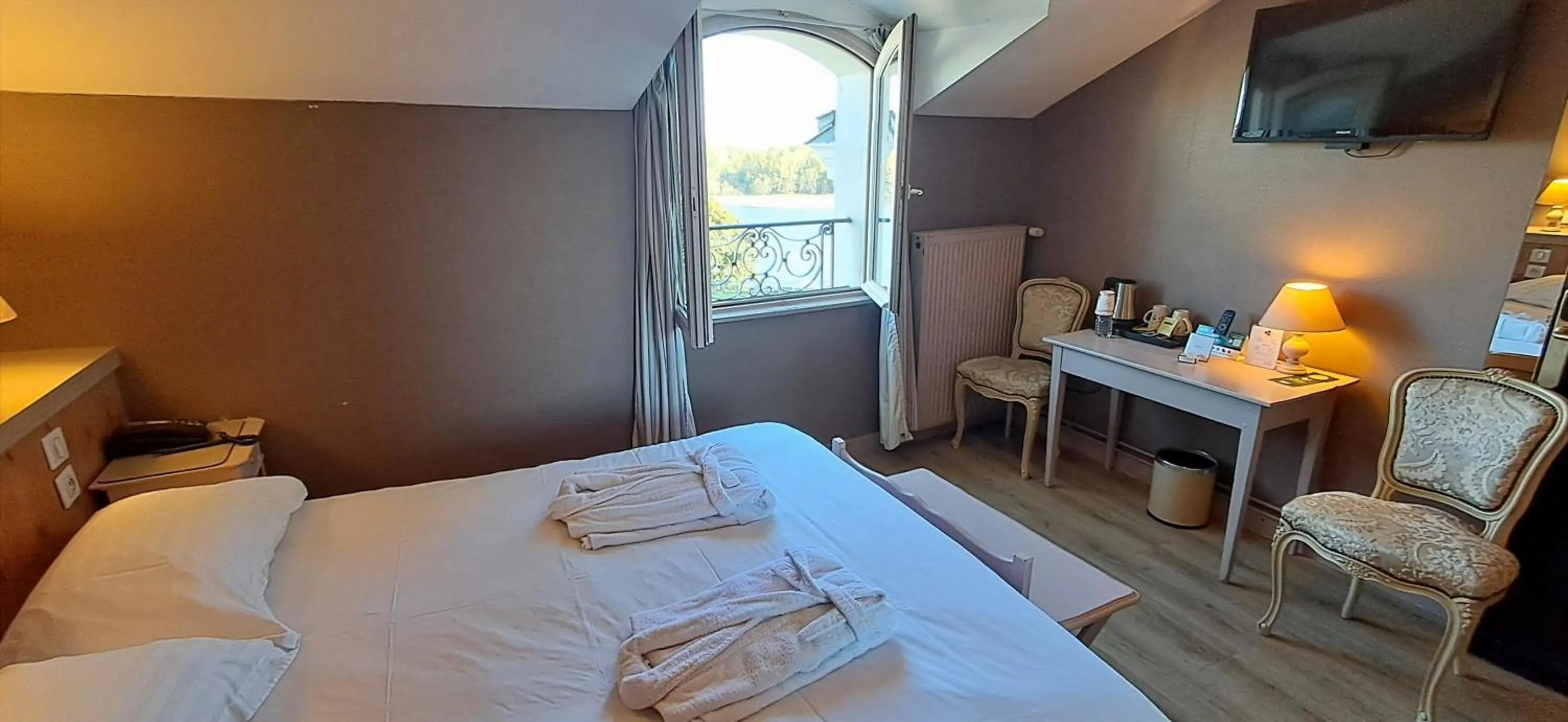 Bed in Logis Hôtel Le Bussy