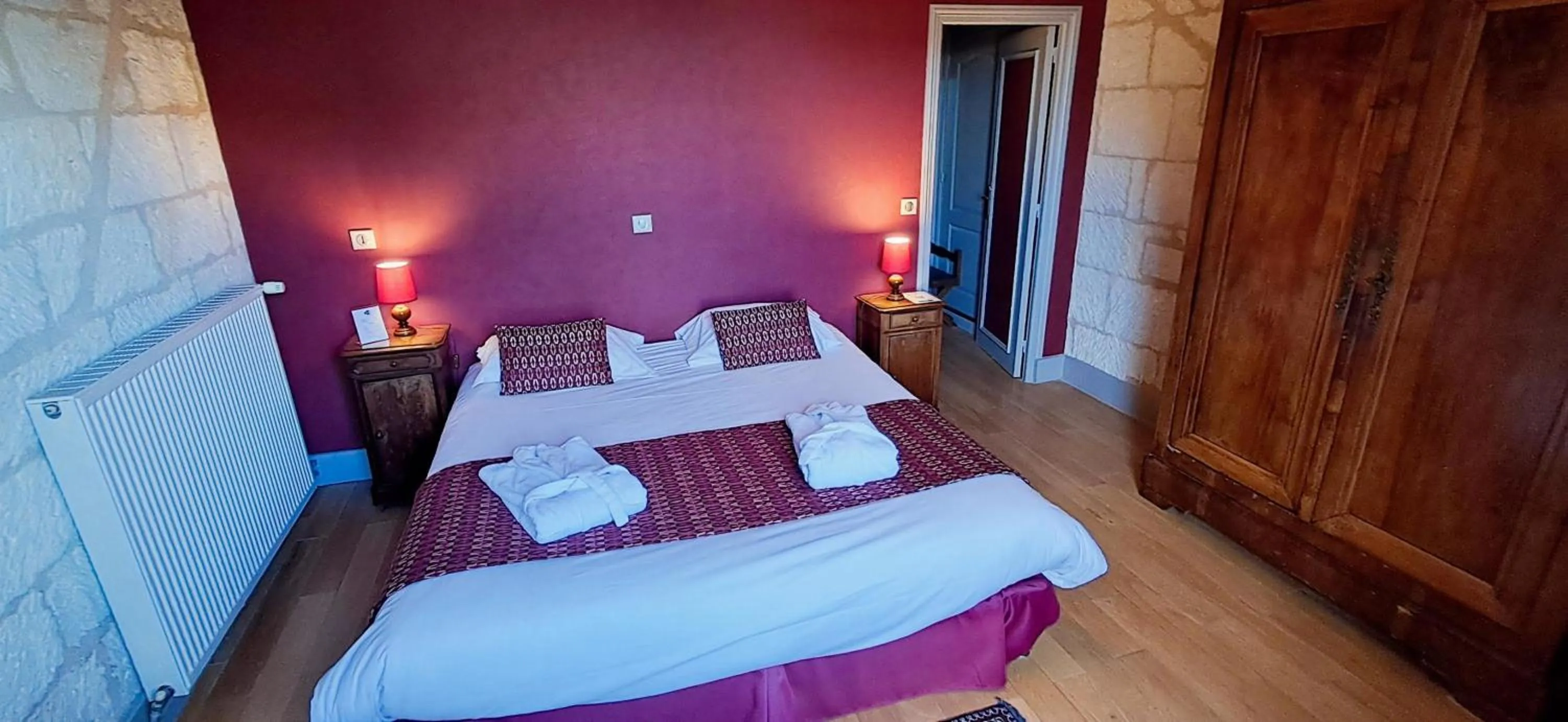 Bed in Logis Hôtel Le Bussy