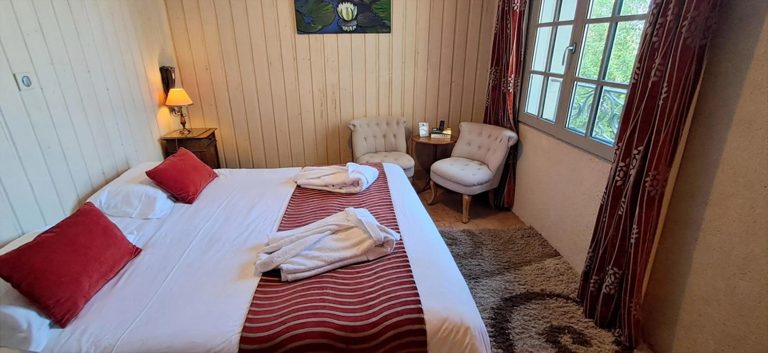 Bed in Logis Hôtel Le Bussy