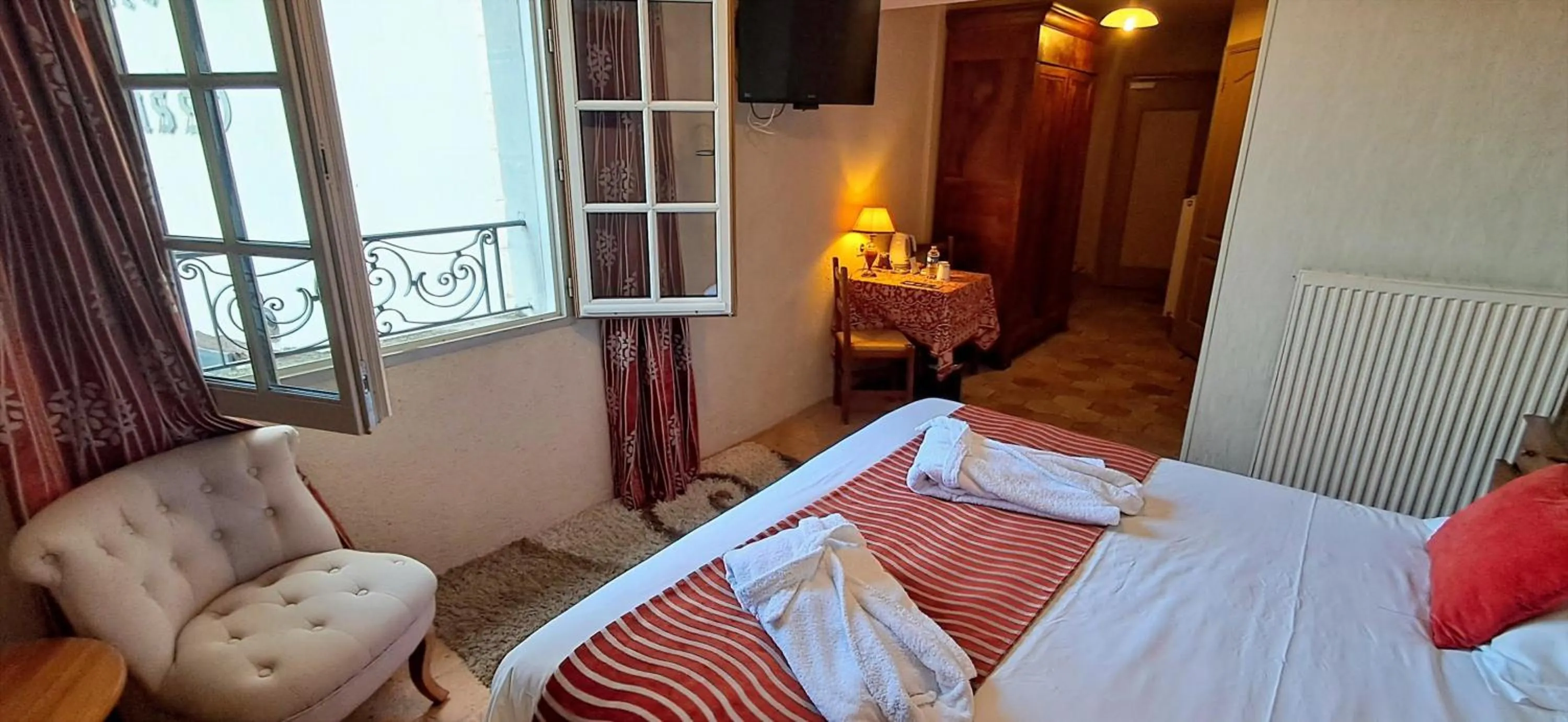 Bed in Logis Hôtel Le Bussy