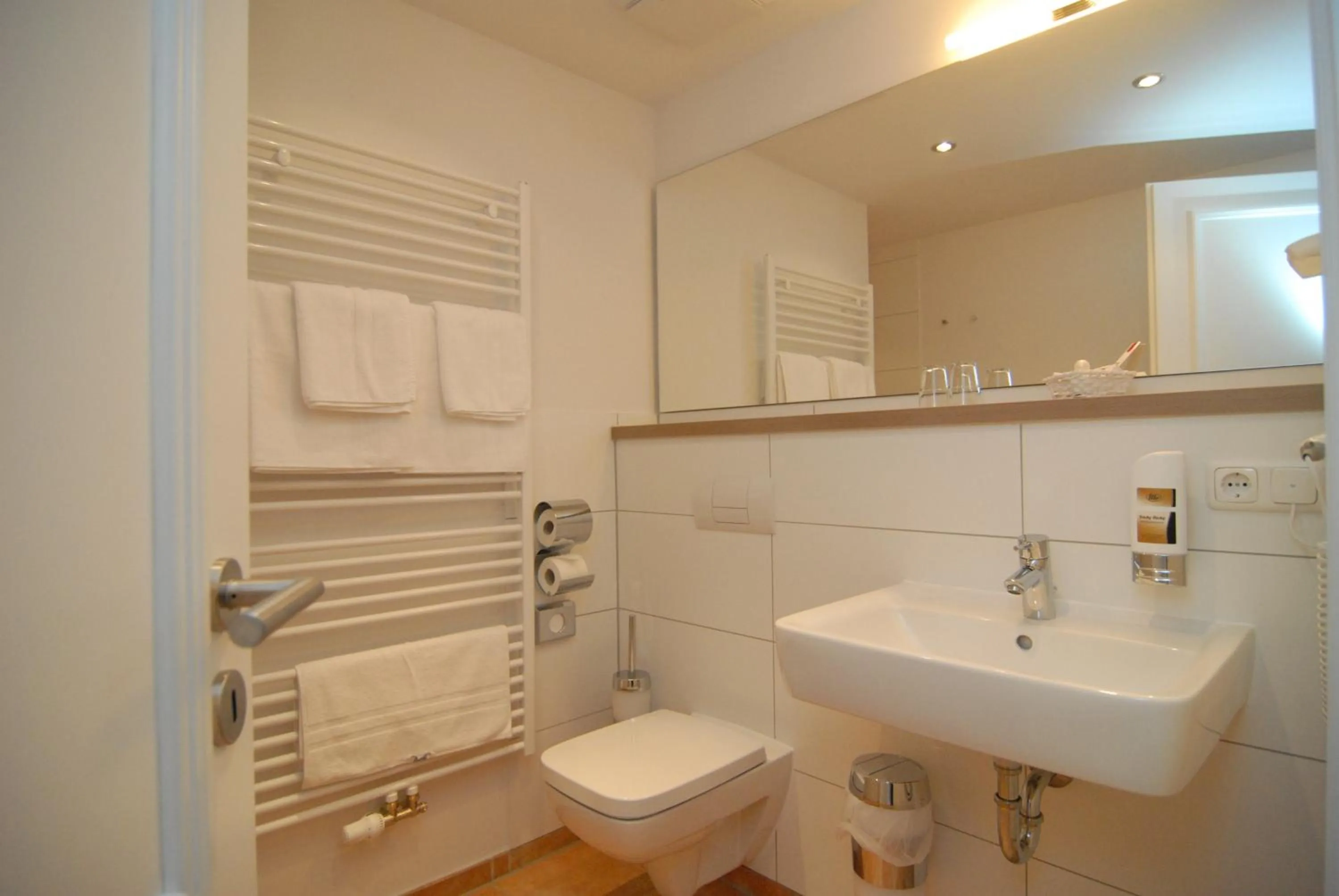 Bathroom in Hotel am Goethehaus