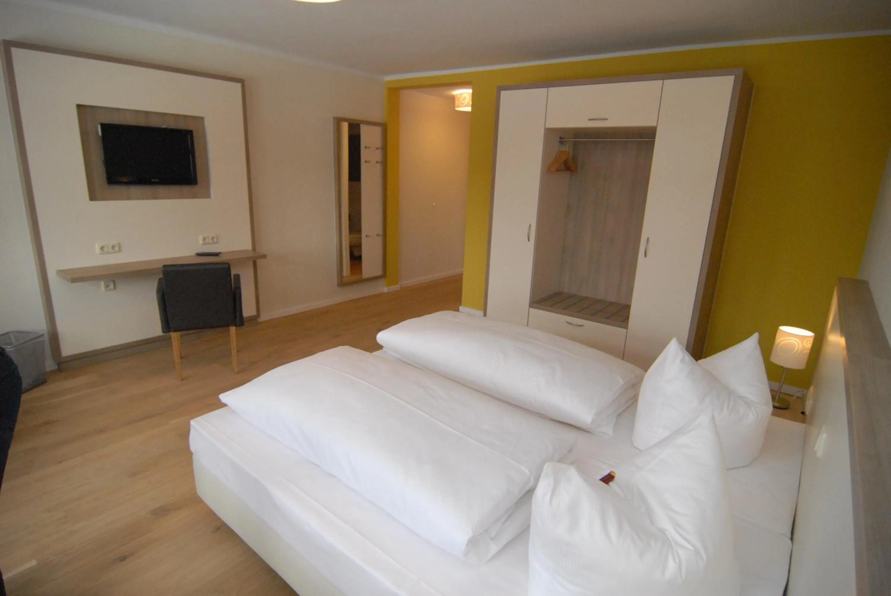 Photo of the whole room, Bed in Hotel am Goethehaus