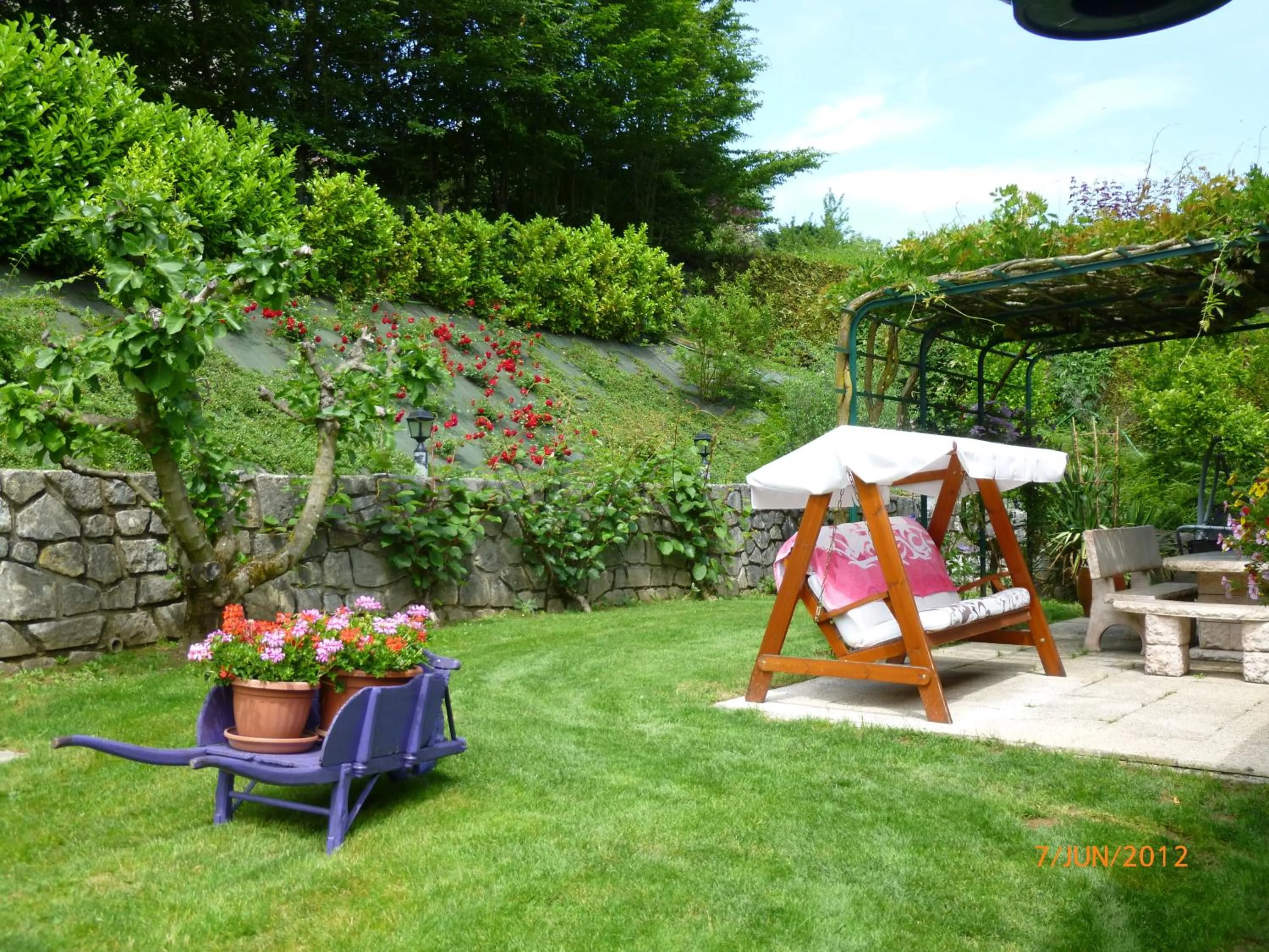 Garden in Demeure d'hôtes Les Irisynes