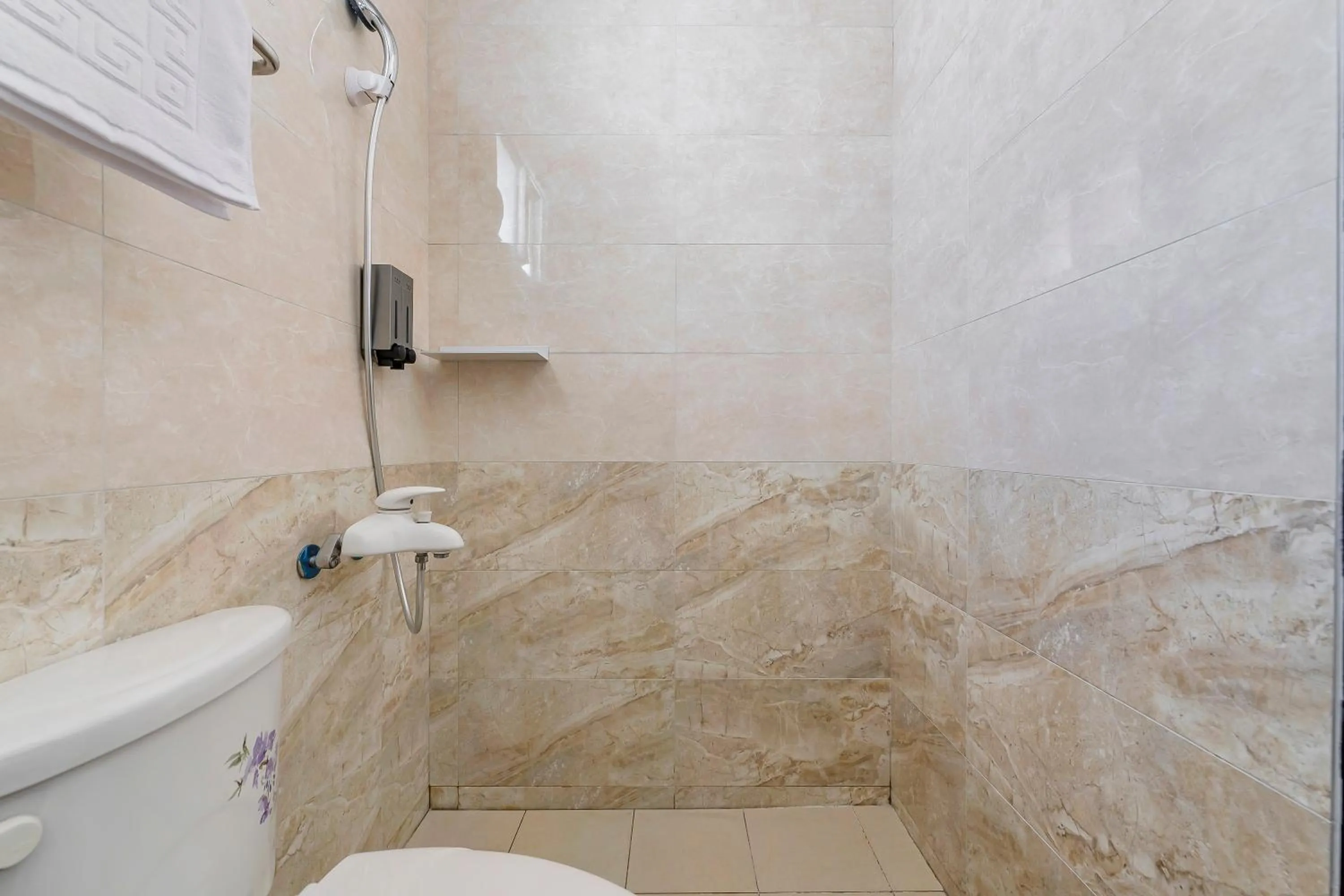 Shower in Oriental Blue Smart Stay