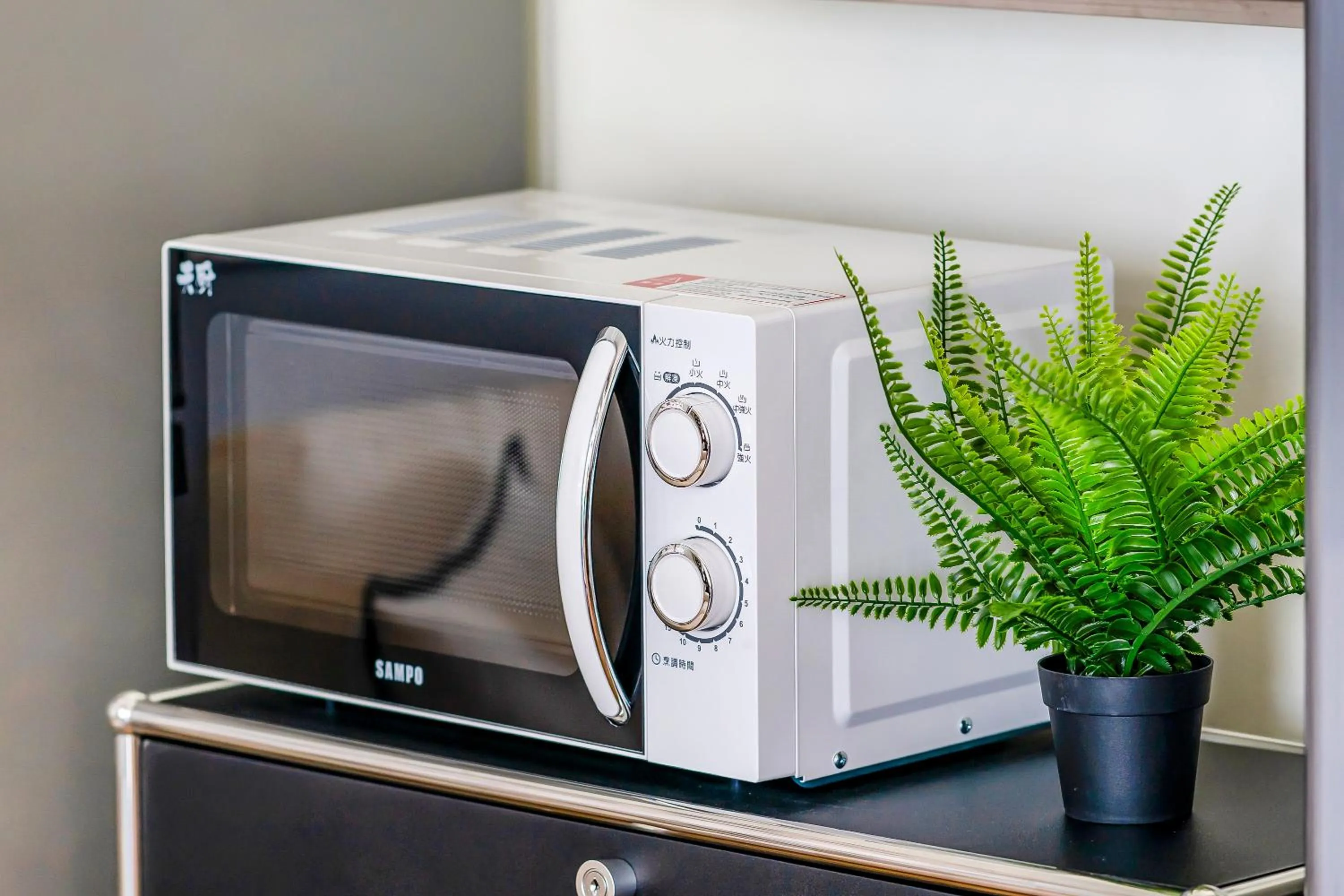 microwave in Oriental Blue Smart Stay