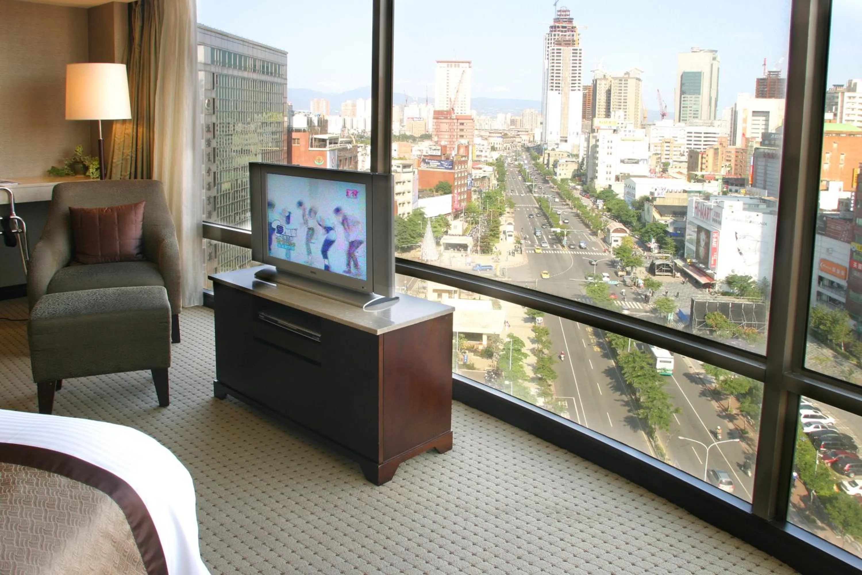 TV and multimedia in Grand Forward Hotel