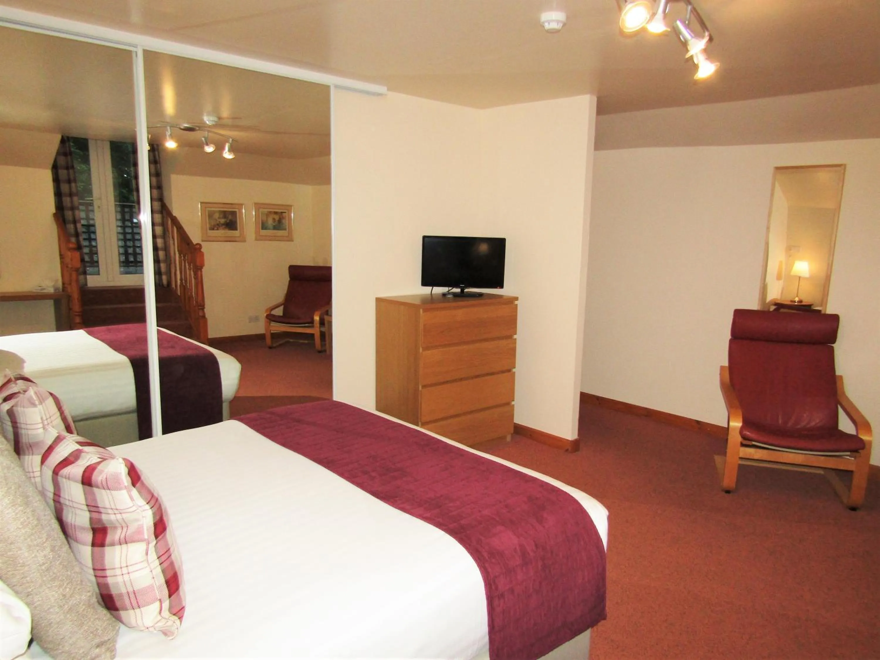 Bedroom, Bed in Kingswood Hotel