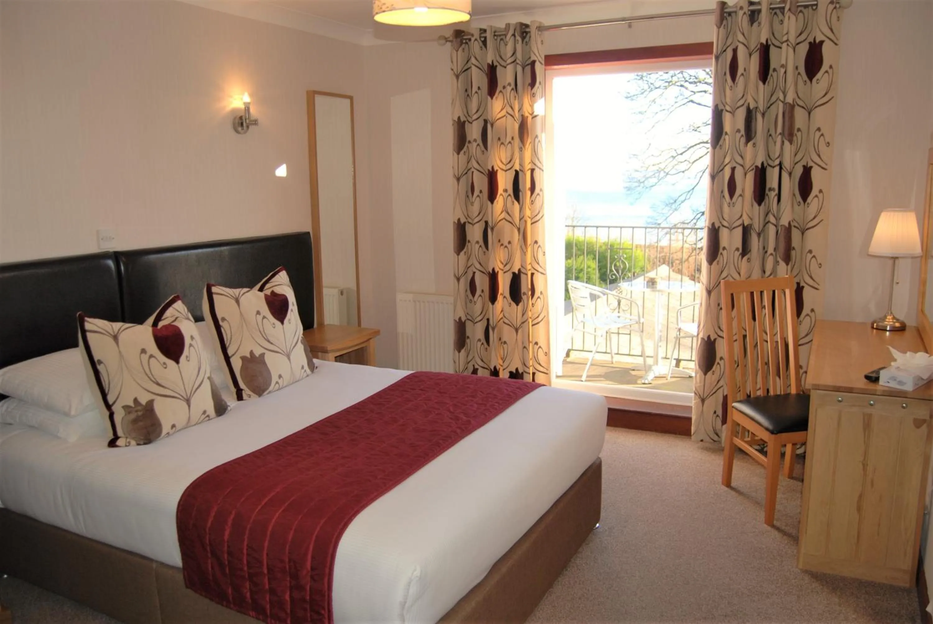 Photo of the whole room, Bed in Kingswood Hotel