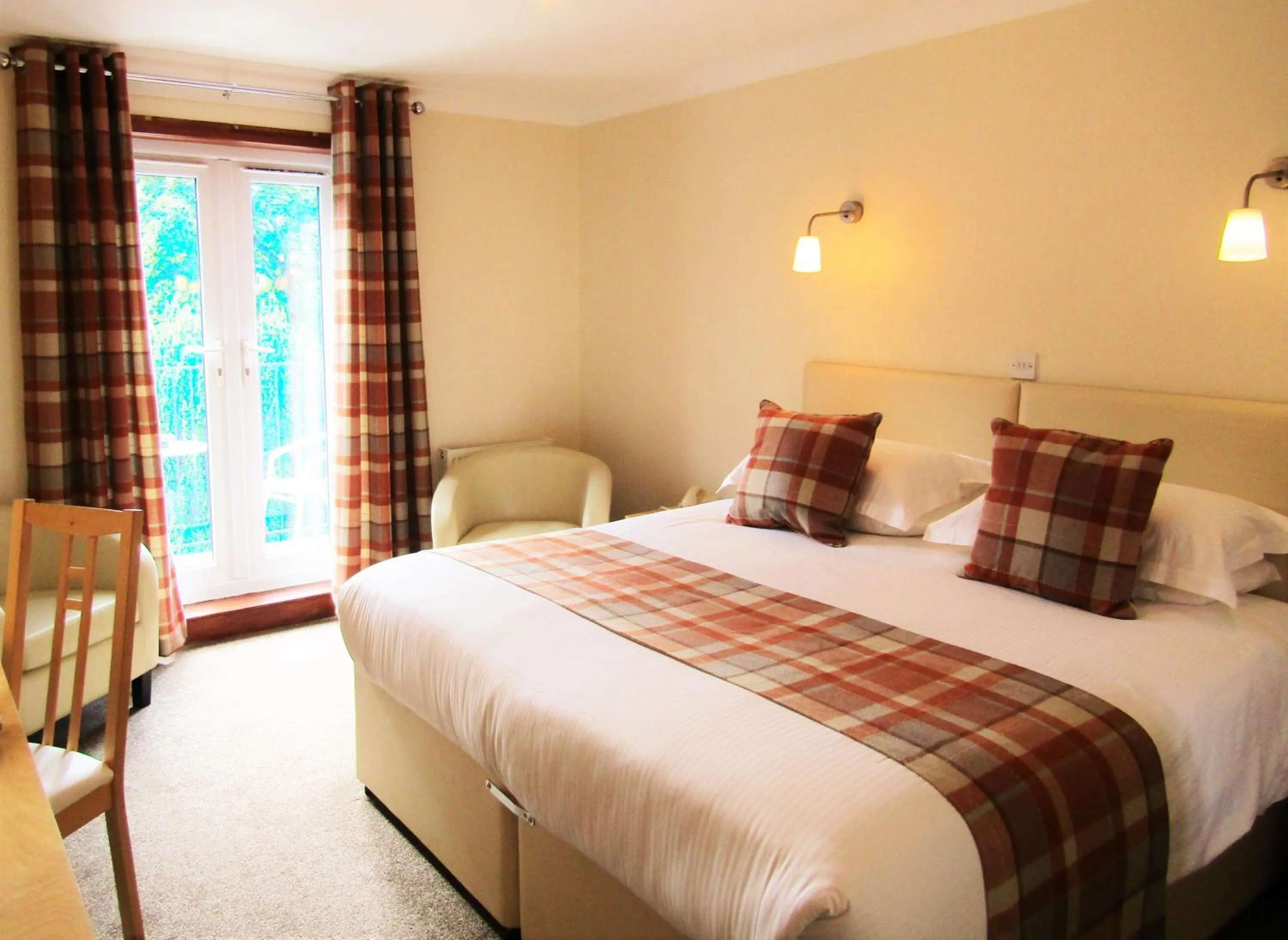 Photo of the whole room, Bed in Kingswood Hotel
