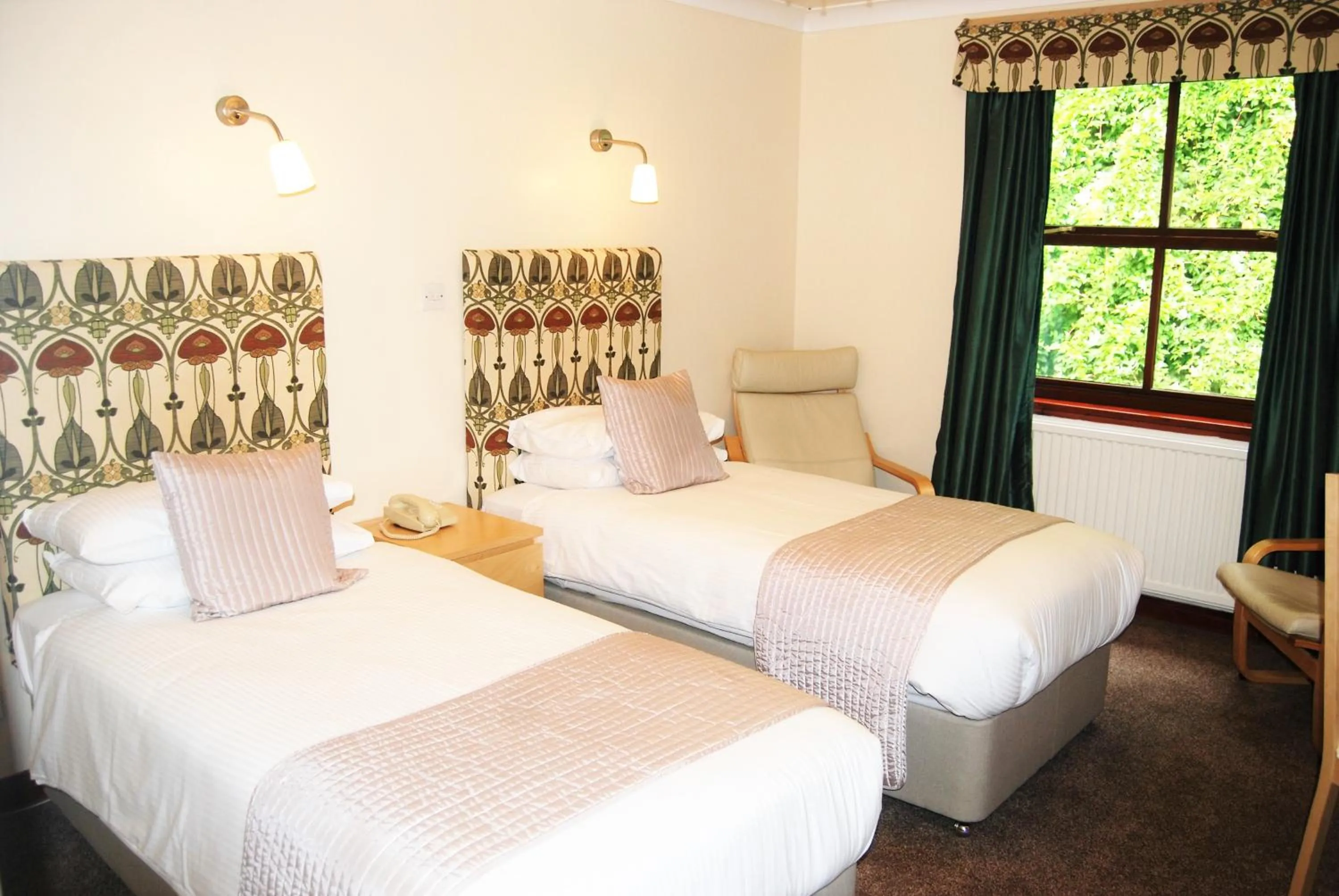 Photo of the whole room, Bed in Kingswood Hotel