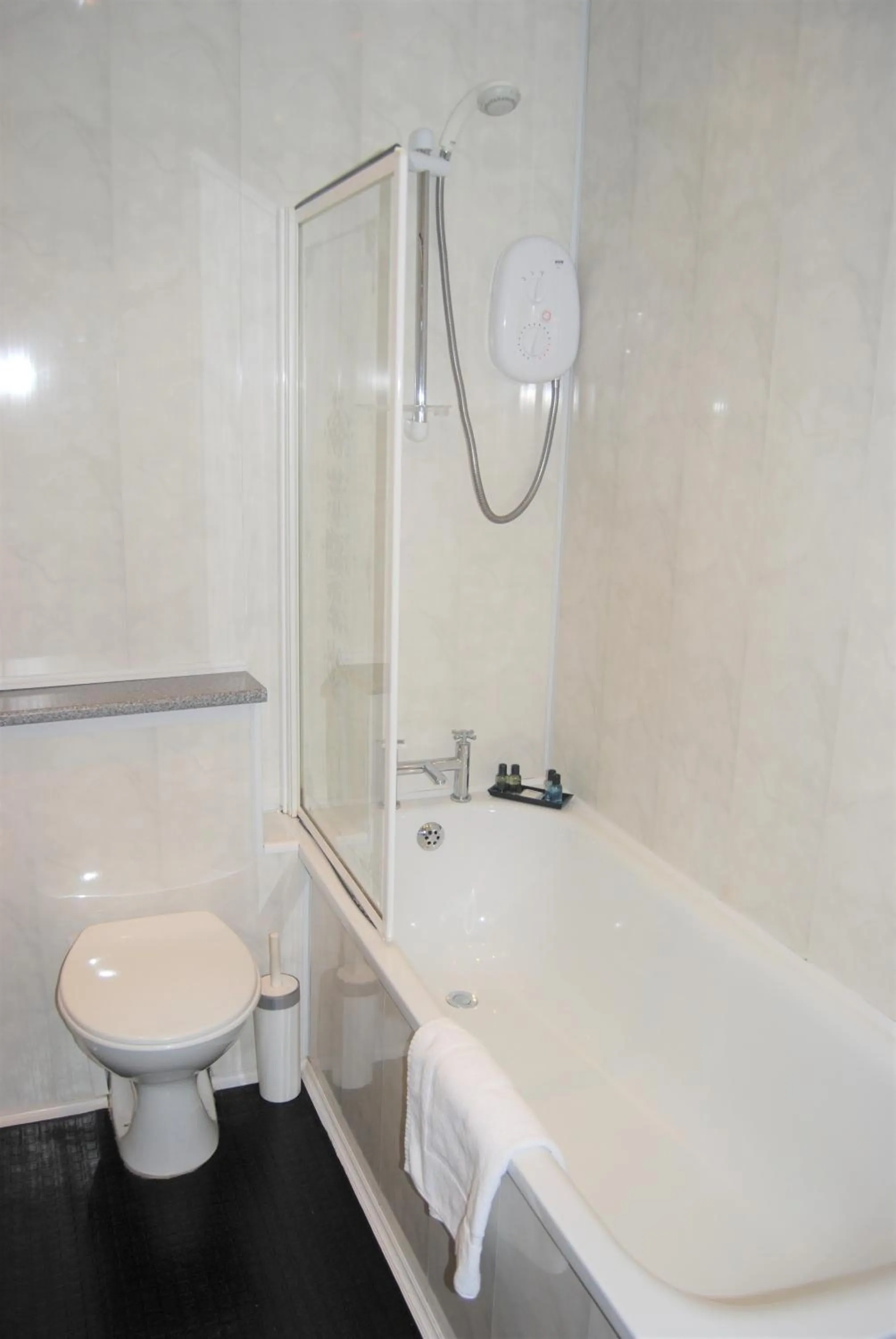 Bathroom in Kingswood Hotel