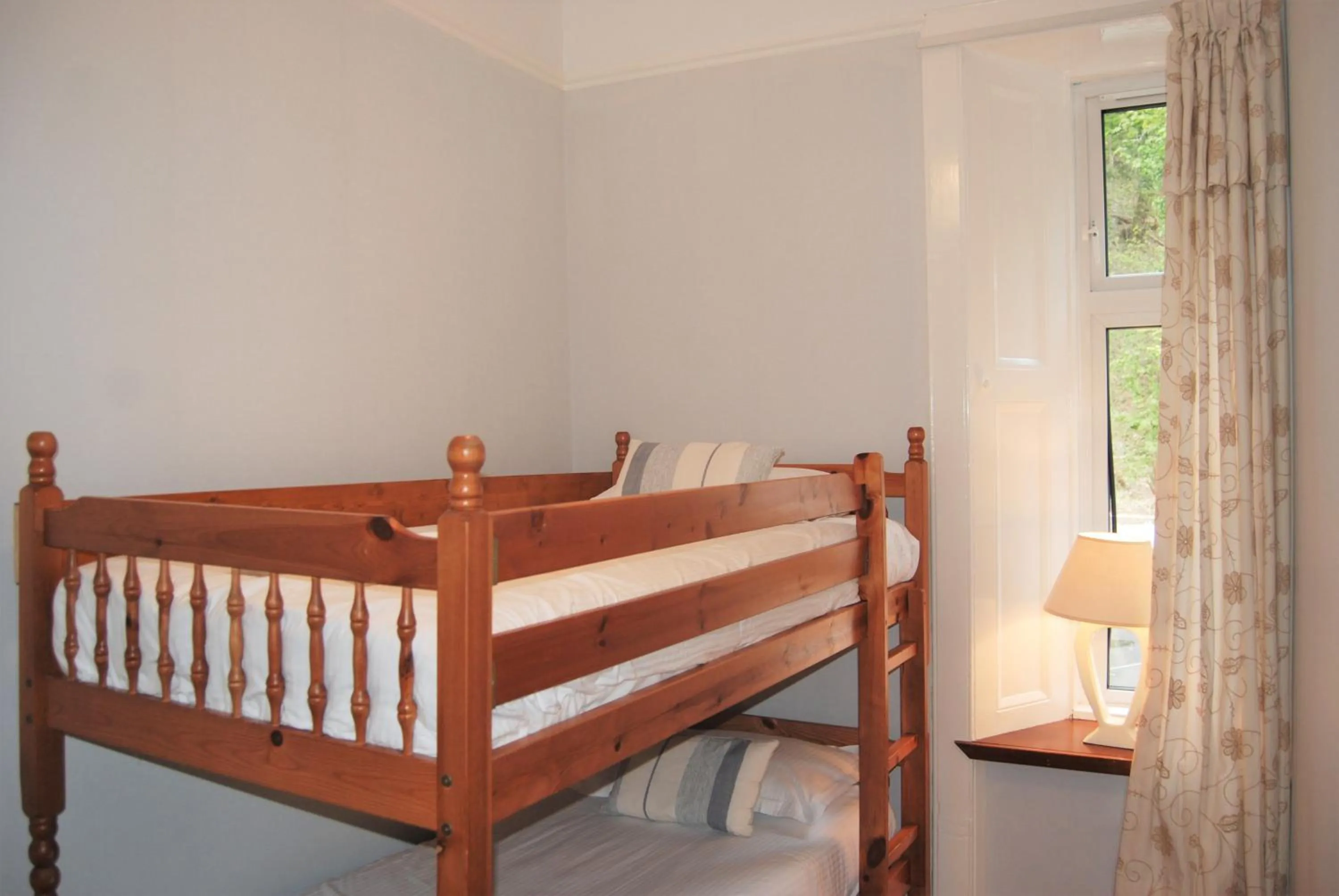 bunk bed, Bed in Kingswood Hotel