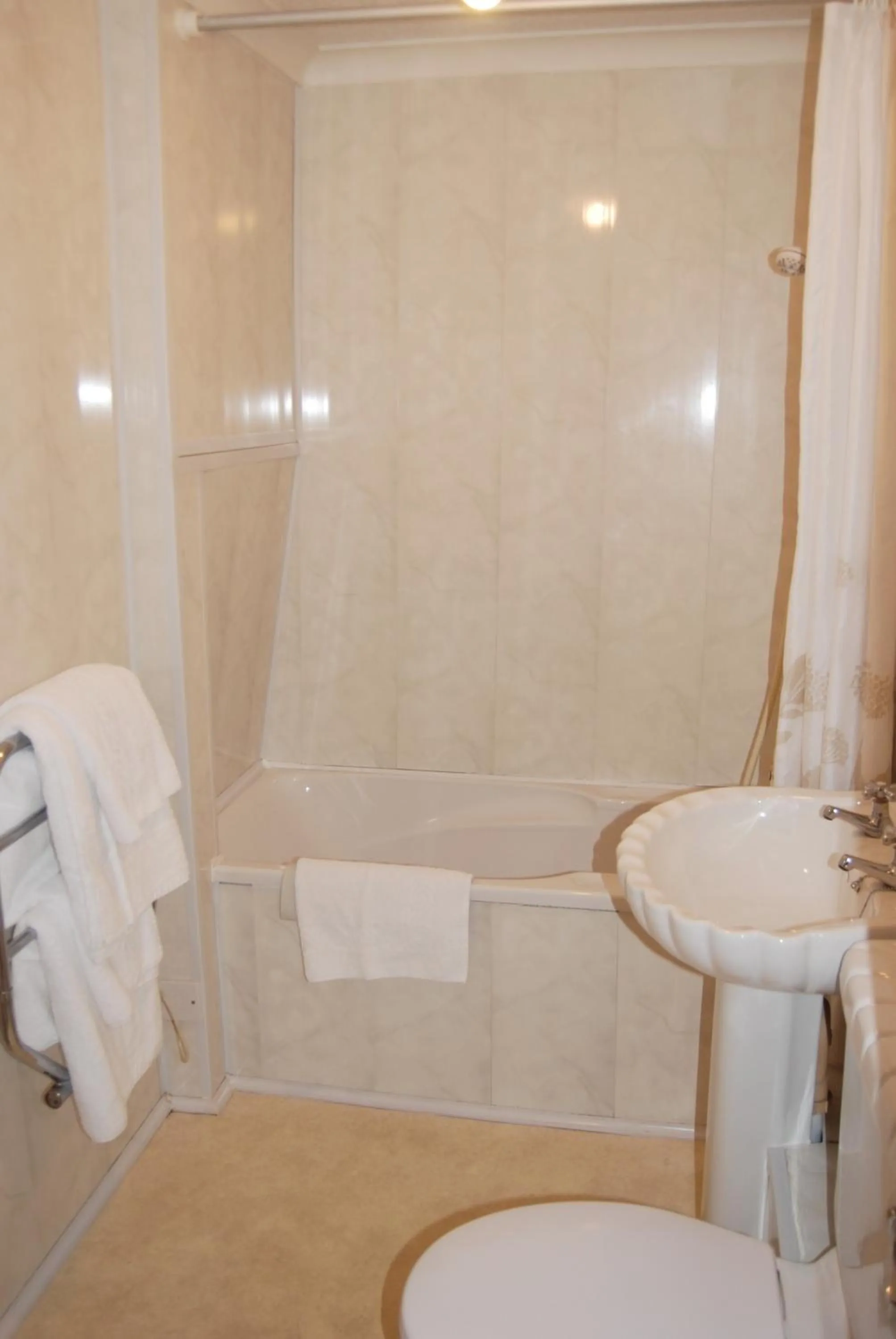 Bathroom in Kingswood Hotel