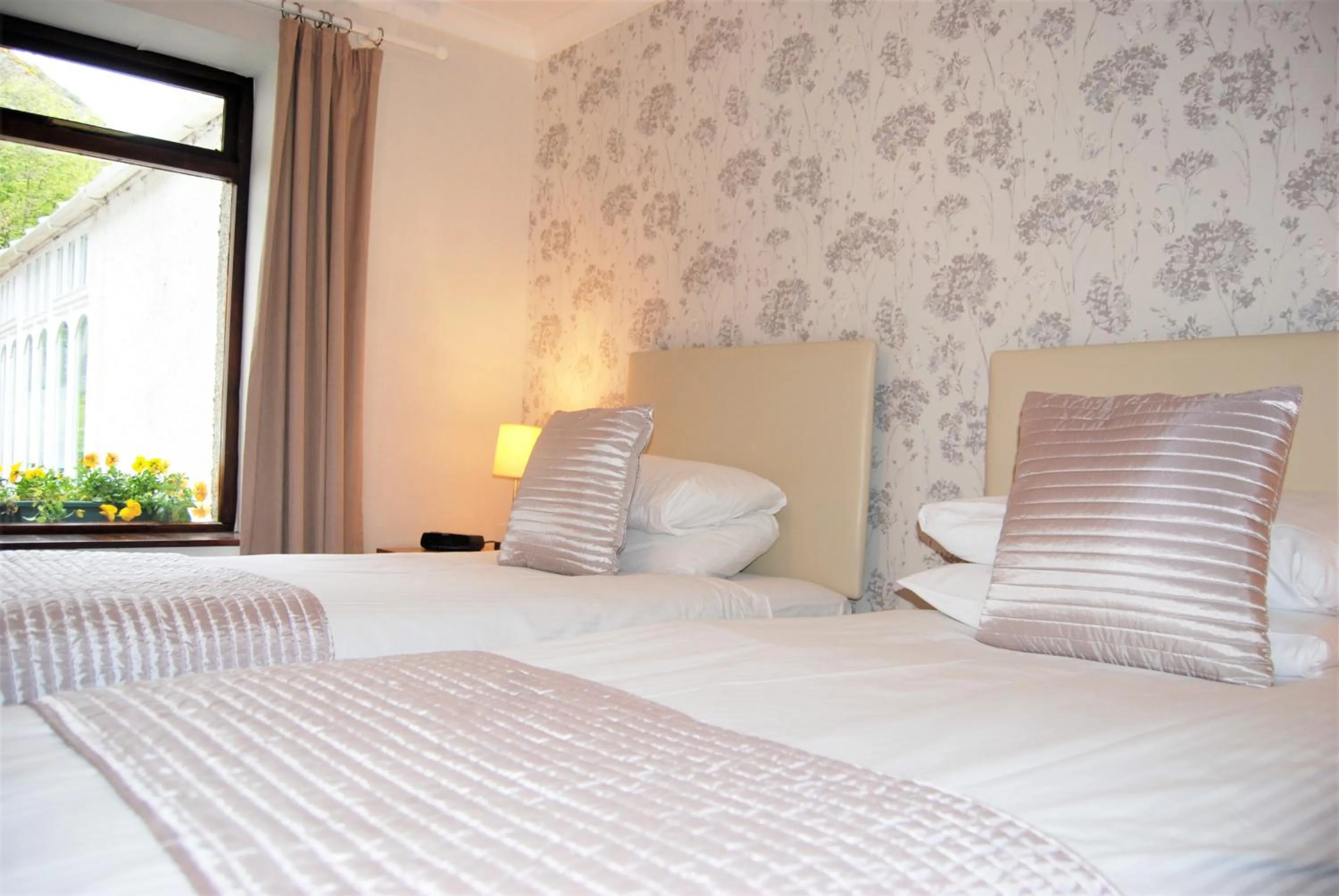 Bed in Kingswood Hotel