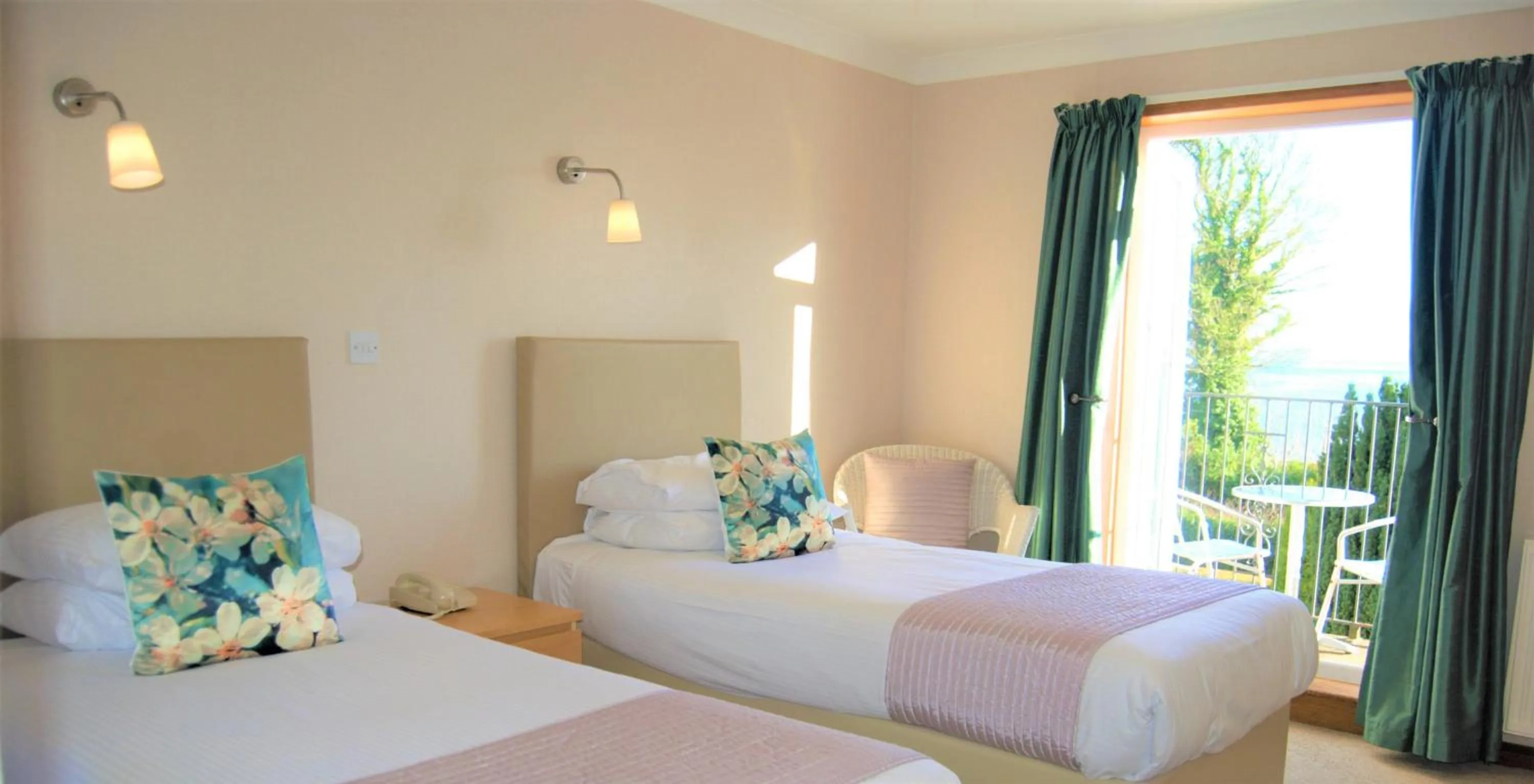 Photo of the whole room, Bed in Kingswood Hotel