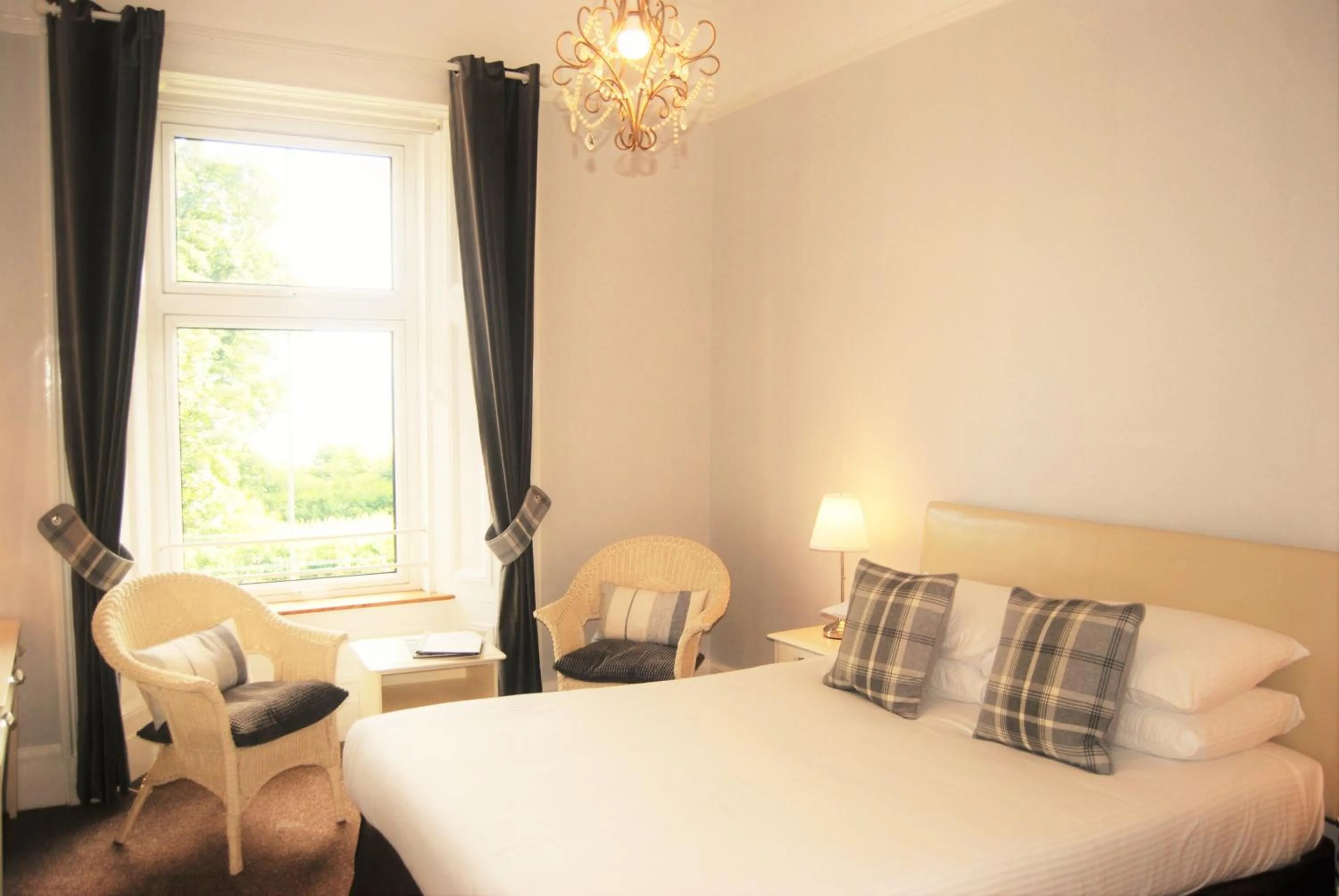 Bed in Kingswood Hotel