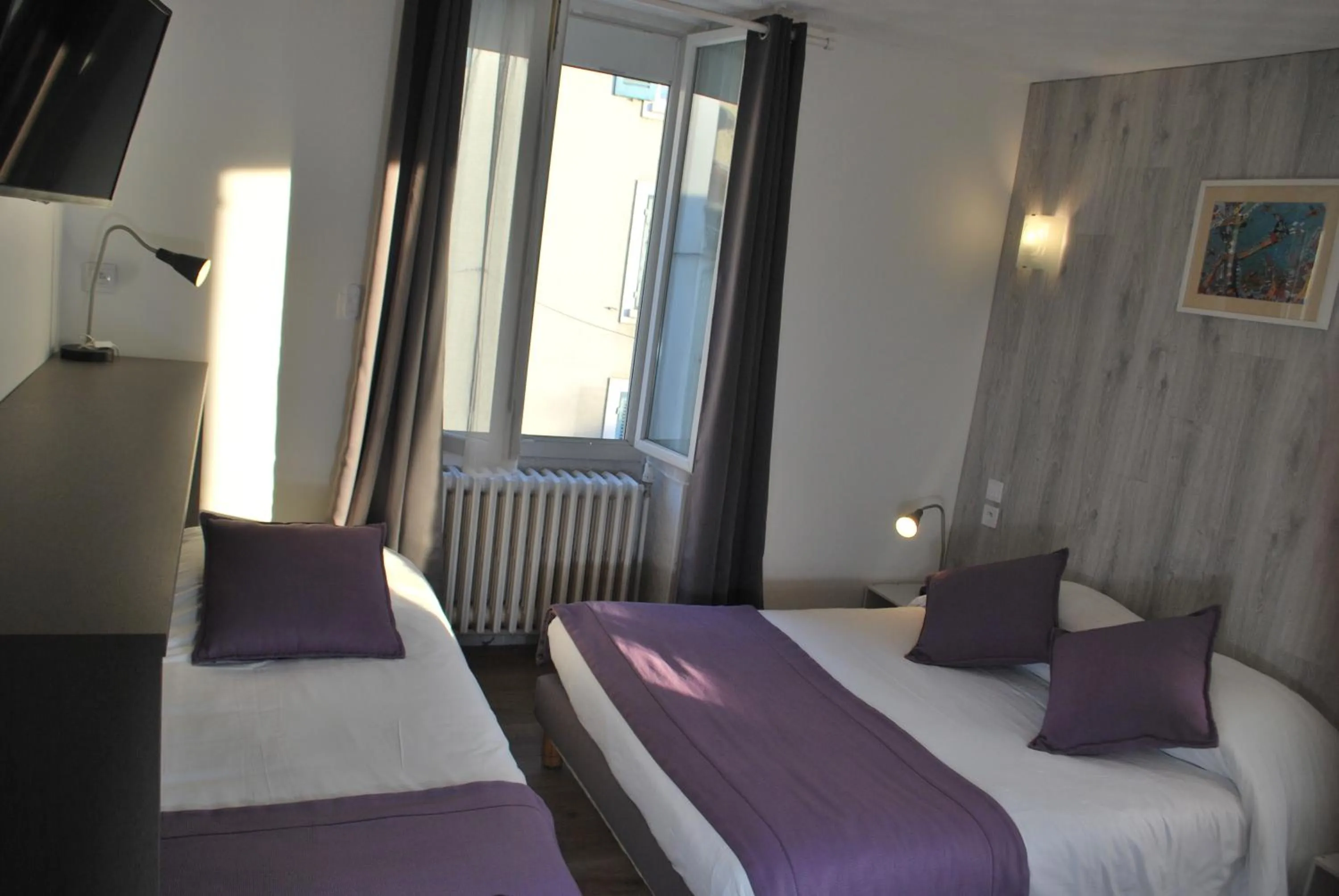 Bed in Hôtel du Midi