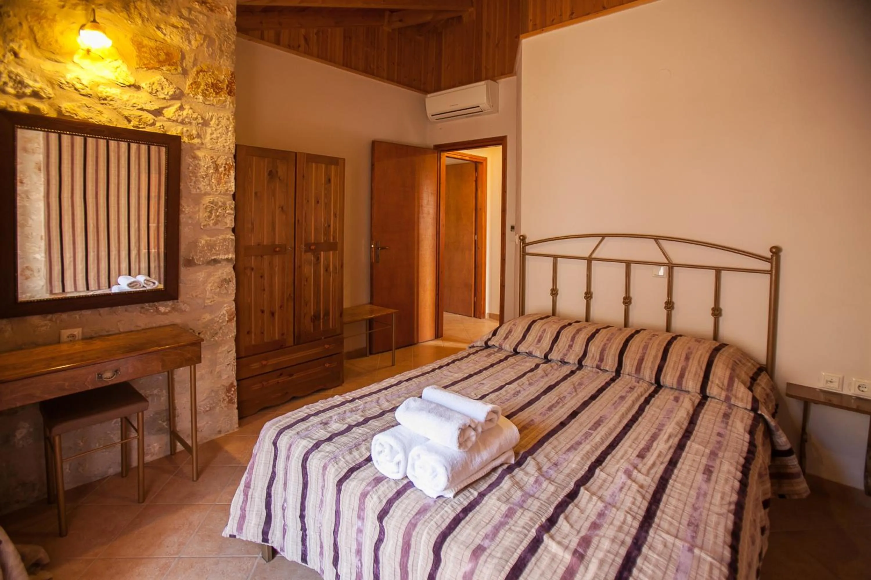 Bedroom, Bed in Anigraia