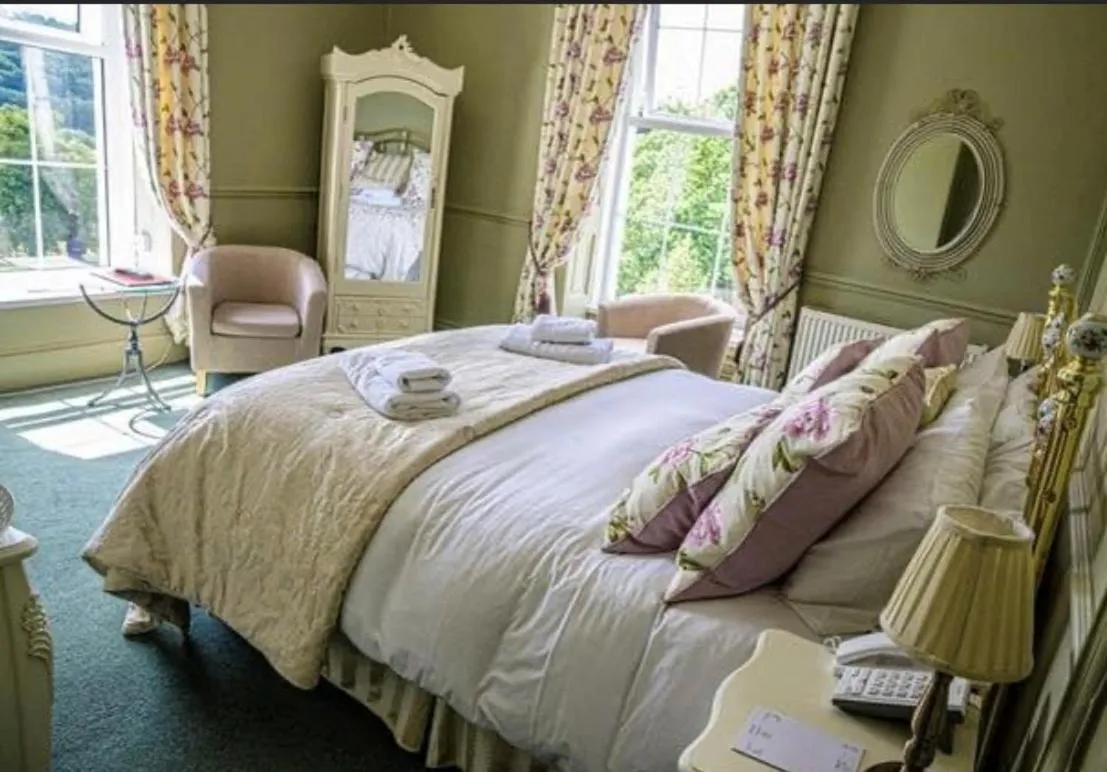 Bedroom, Bed in The Manor Hotel