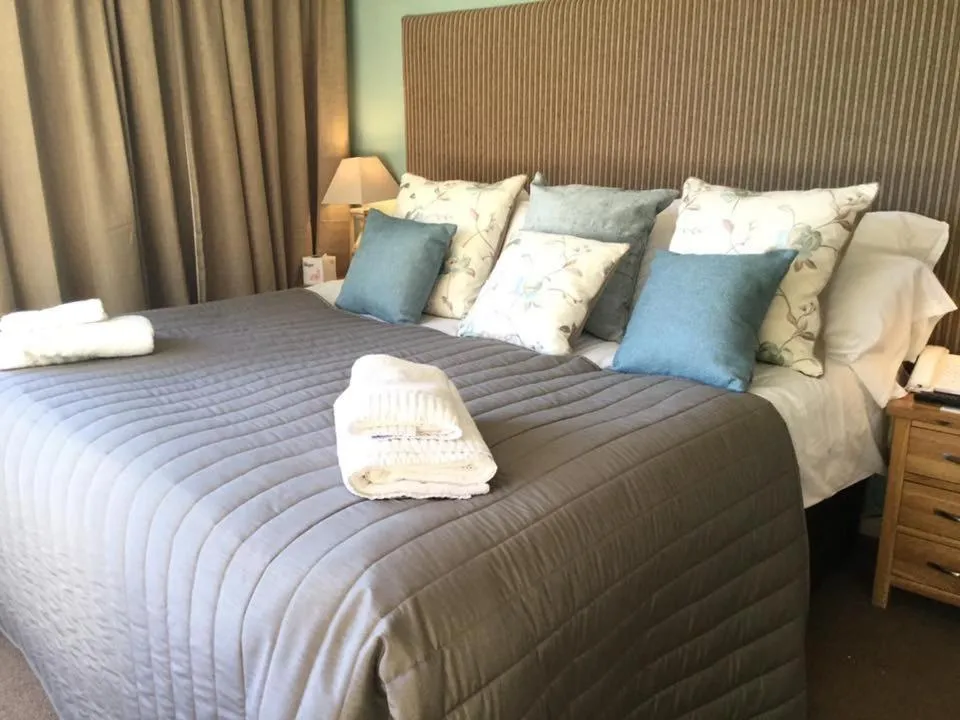 Bedroom, Bed in The Manor Hotel