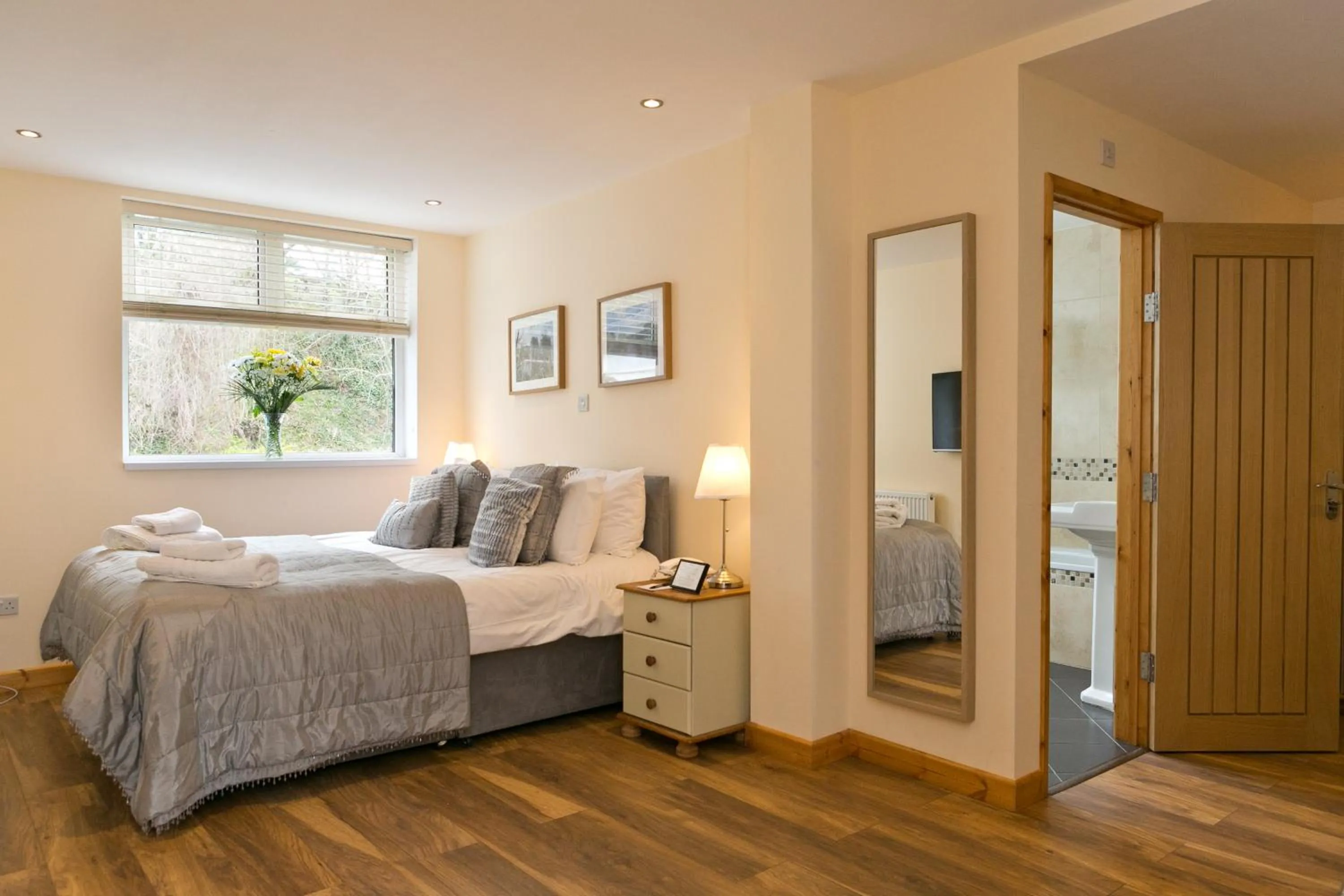 Photo of the whole room, Bed in The Manor Hotel