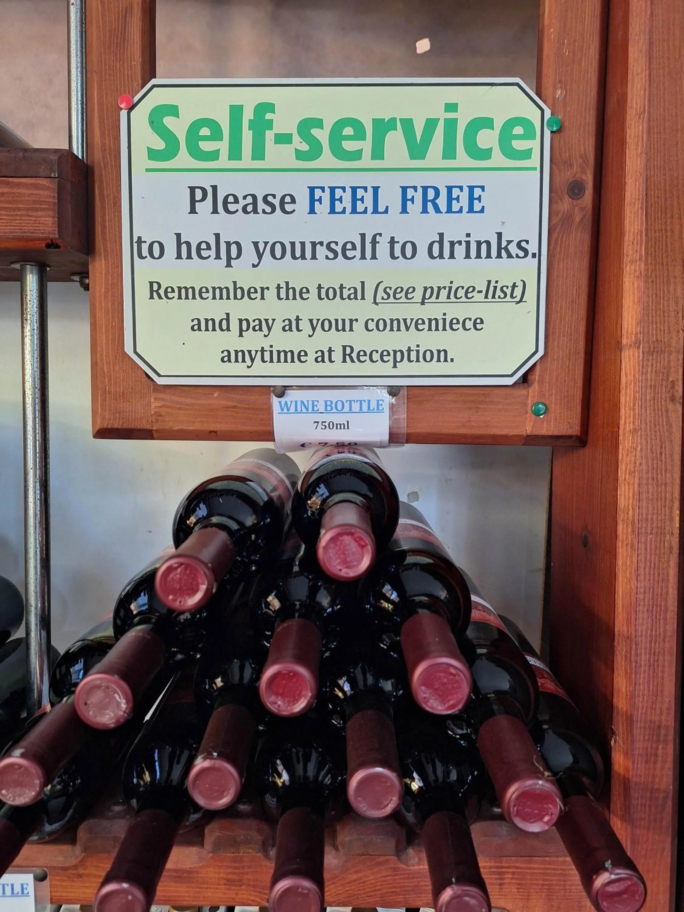 Restaurant/places to eat in Apollonia Hotel Apartments