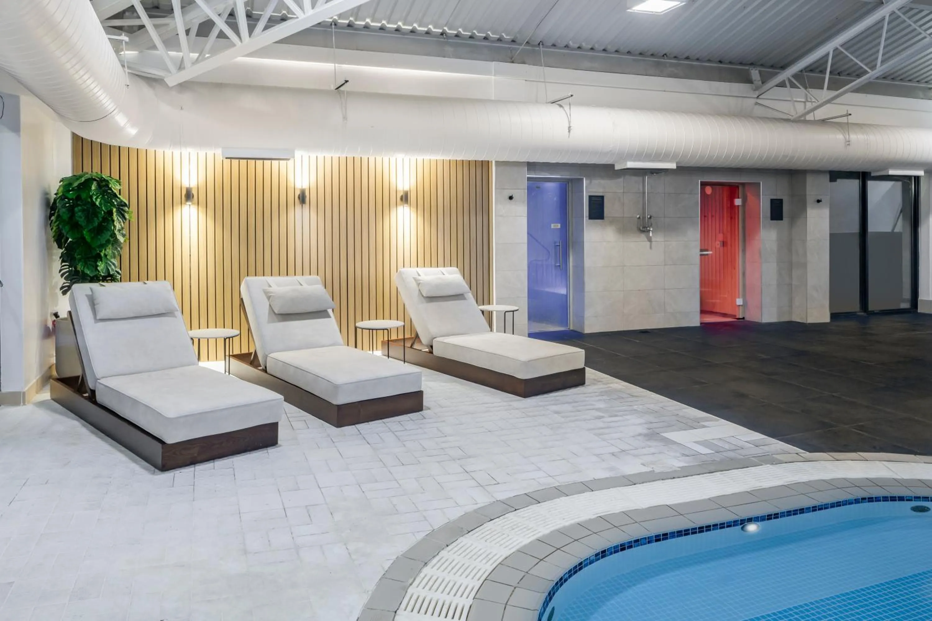 Swimming pool in Holiday Inn Gloucester - Cheltenham by IHG