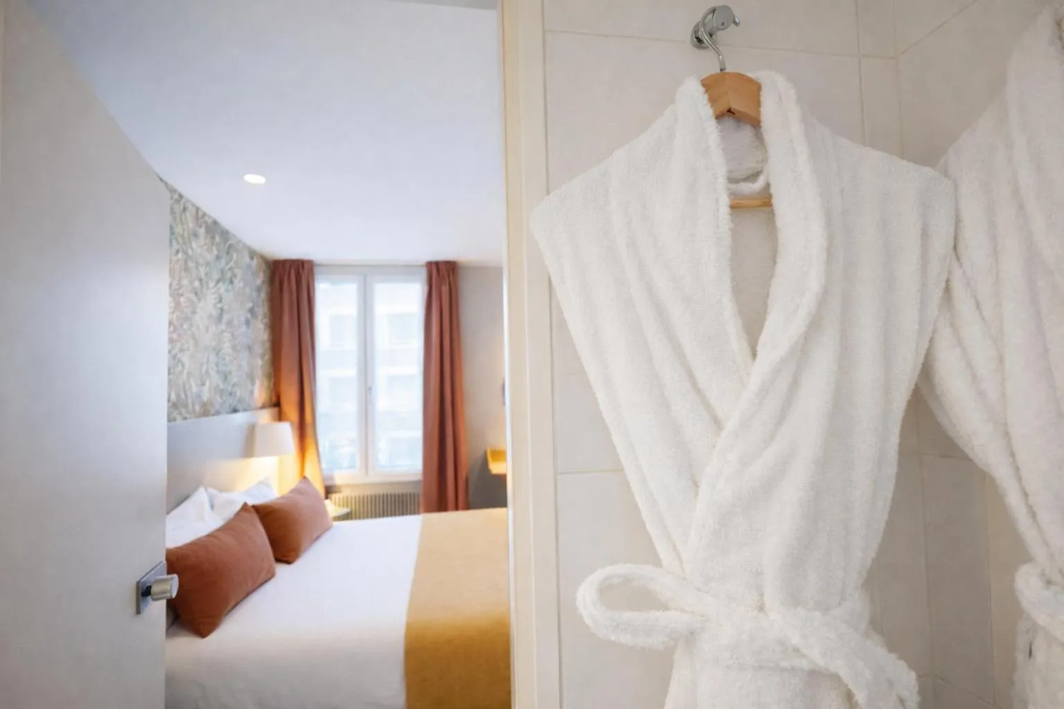 View (from property/room), Bed in Parici Hôtel Boulogne Billancourt