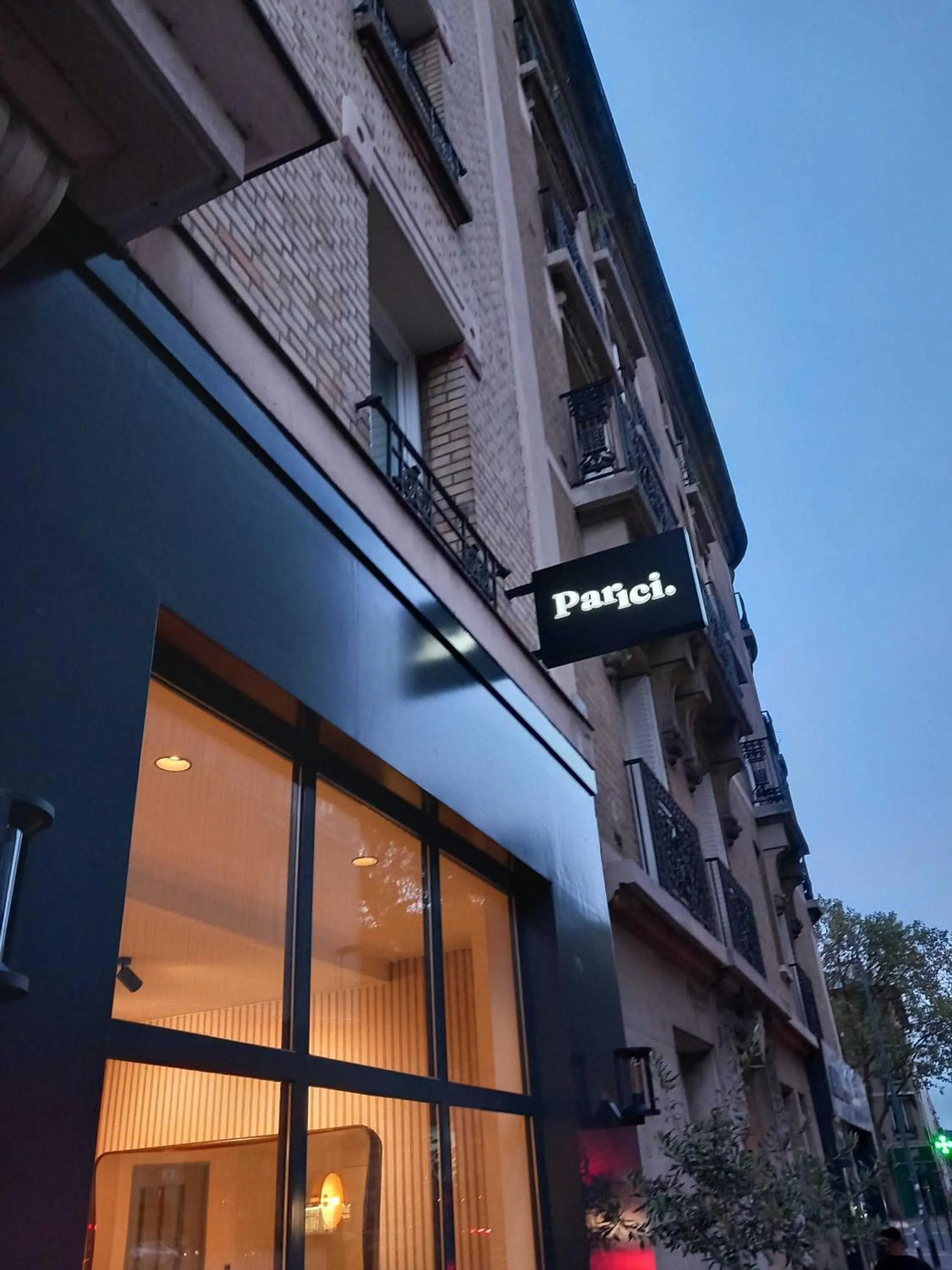 Property building in Parici Hôtel Boulogne Billancourt