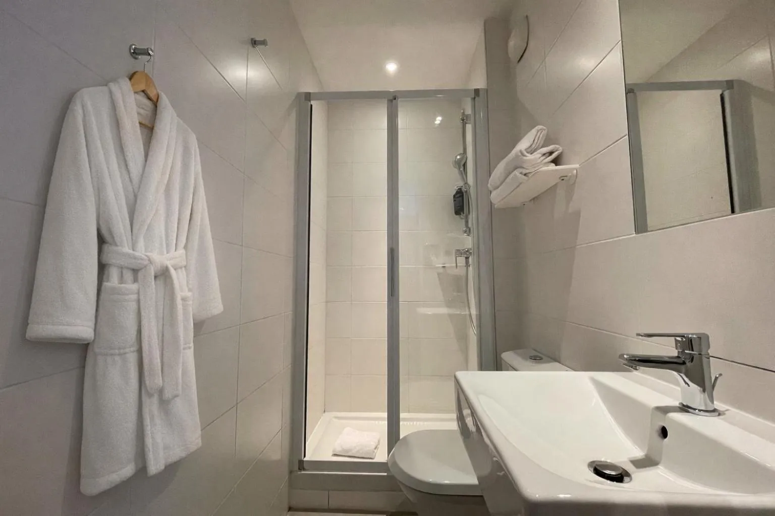 Bathroom in Parici Hôtel Boulogne Billancourt