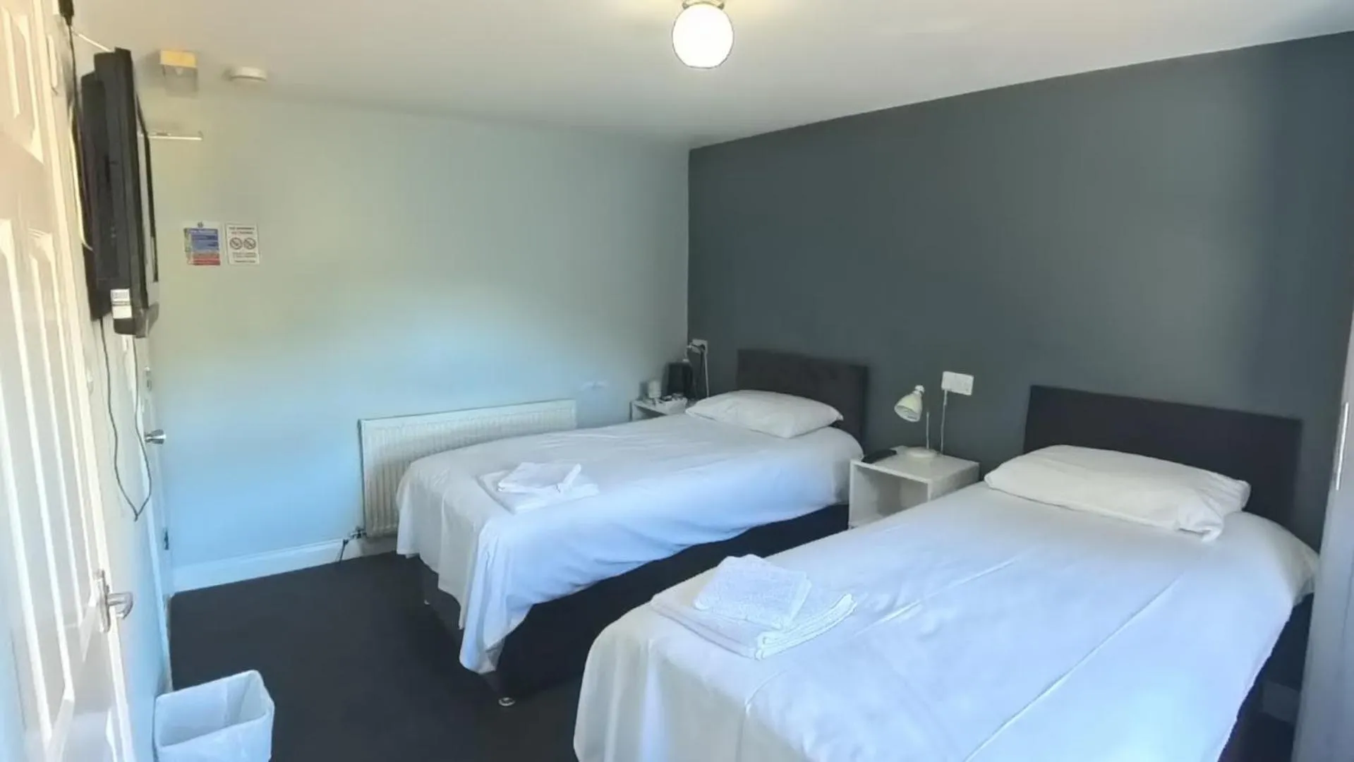 Shower, Bed in The Riverside