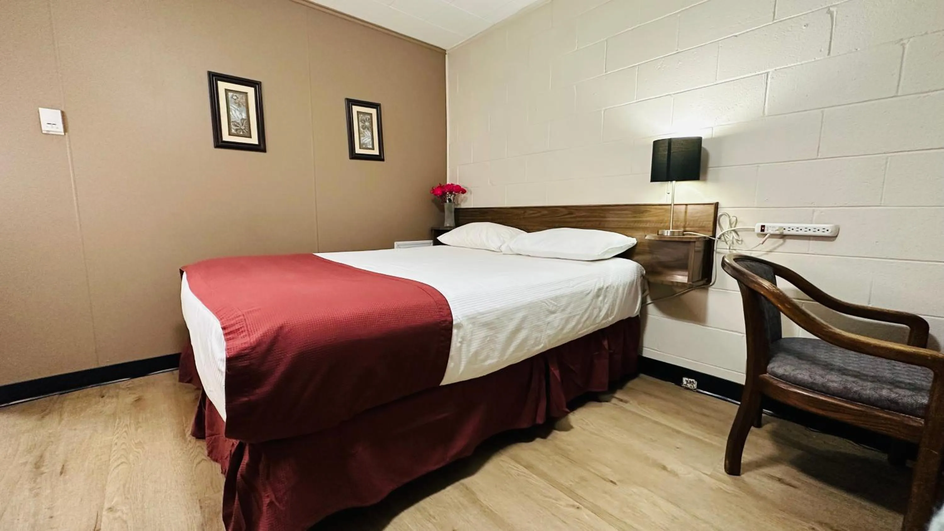 Bed in Travellers Motel