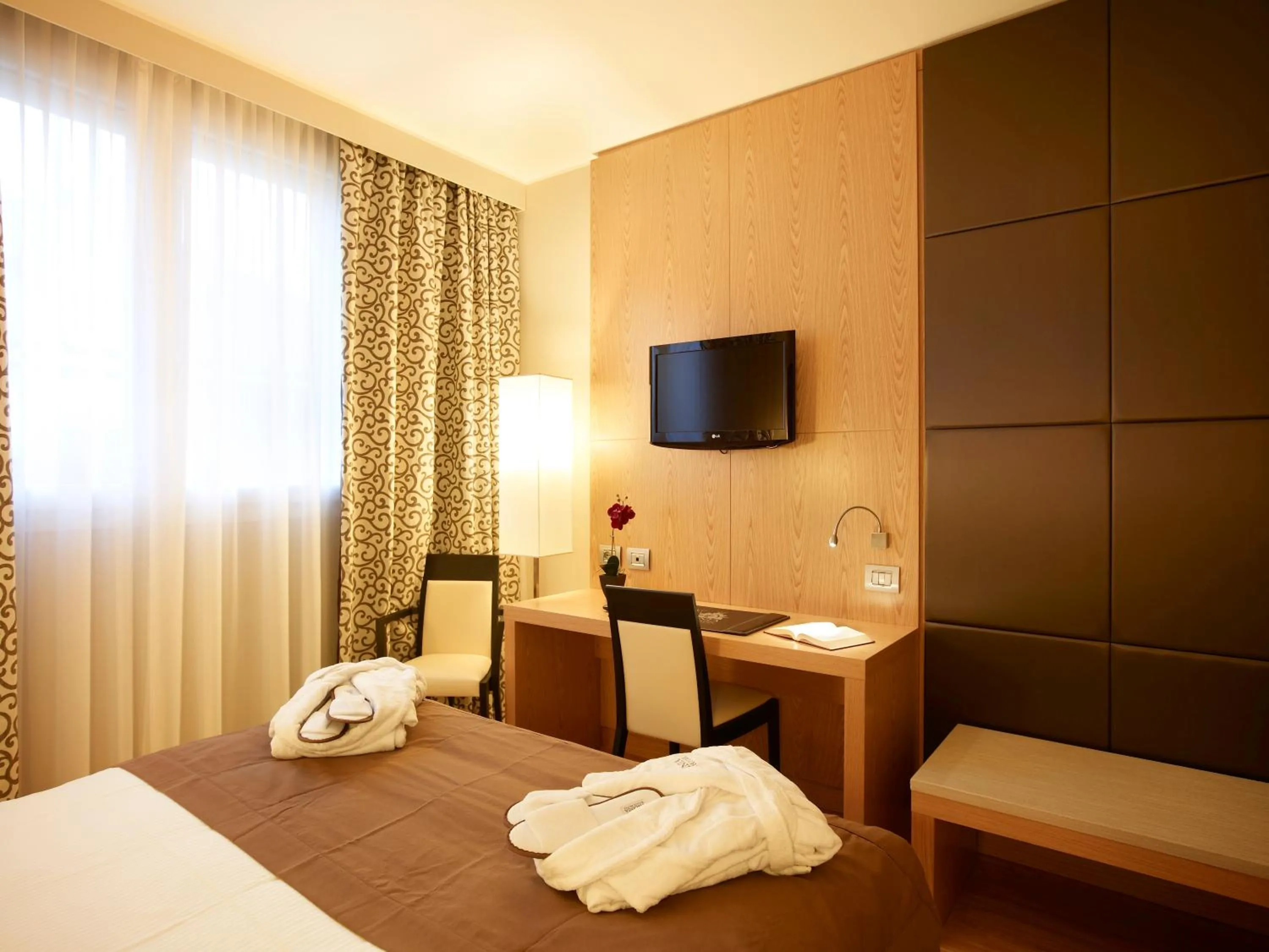 Photo of the whole room, Bed in Virginia Palace Hotel