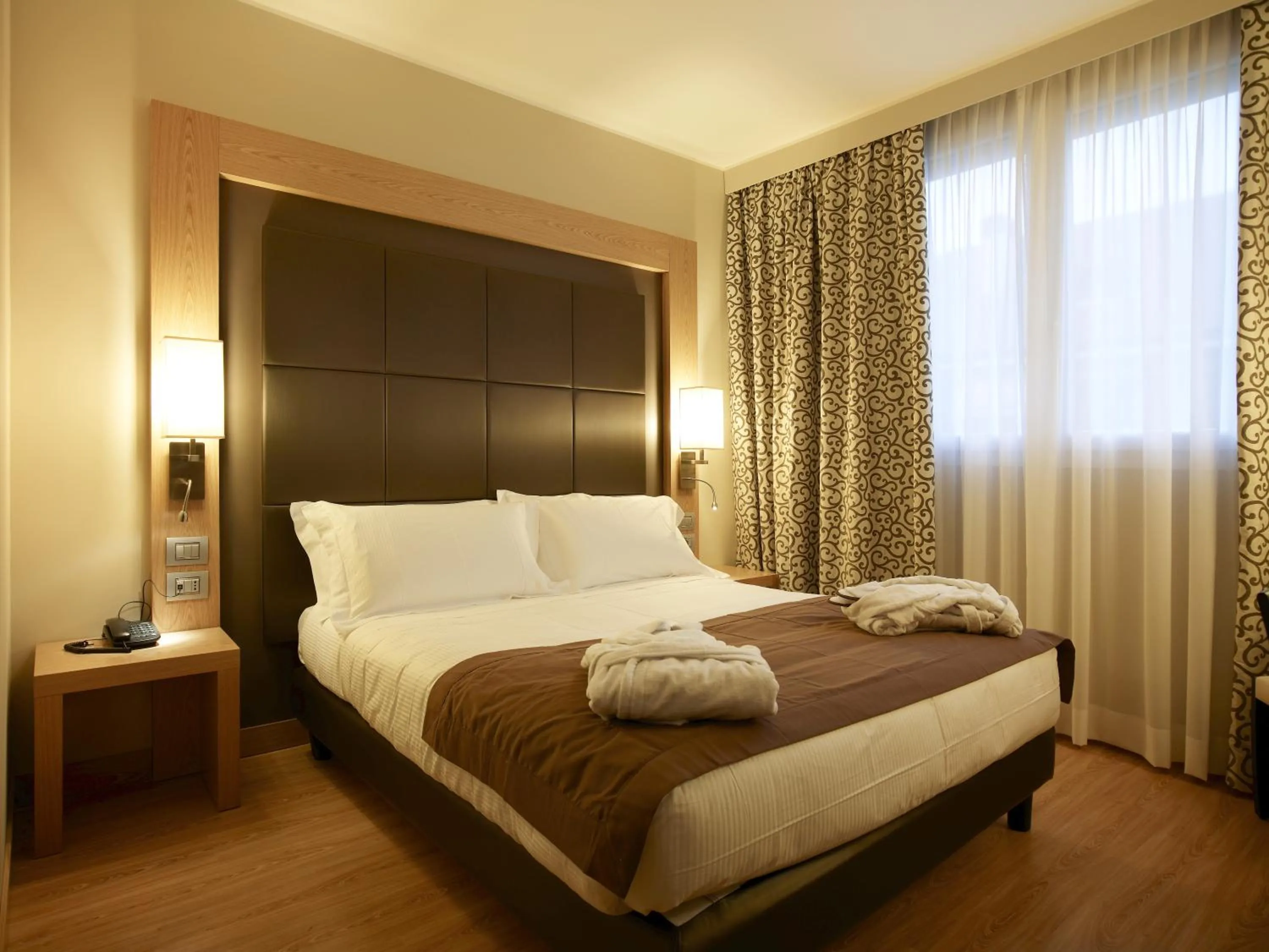 Photo of the whole room, Bed in Virginia Palace Hotel