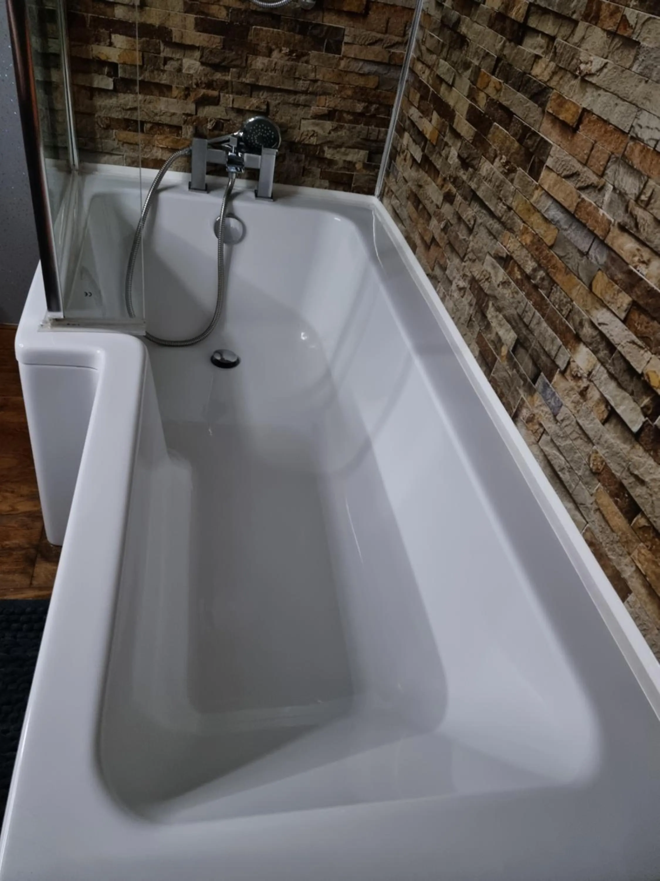 Bathroom in Castle Lodge - Brecon Beacons Accommodation