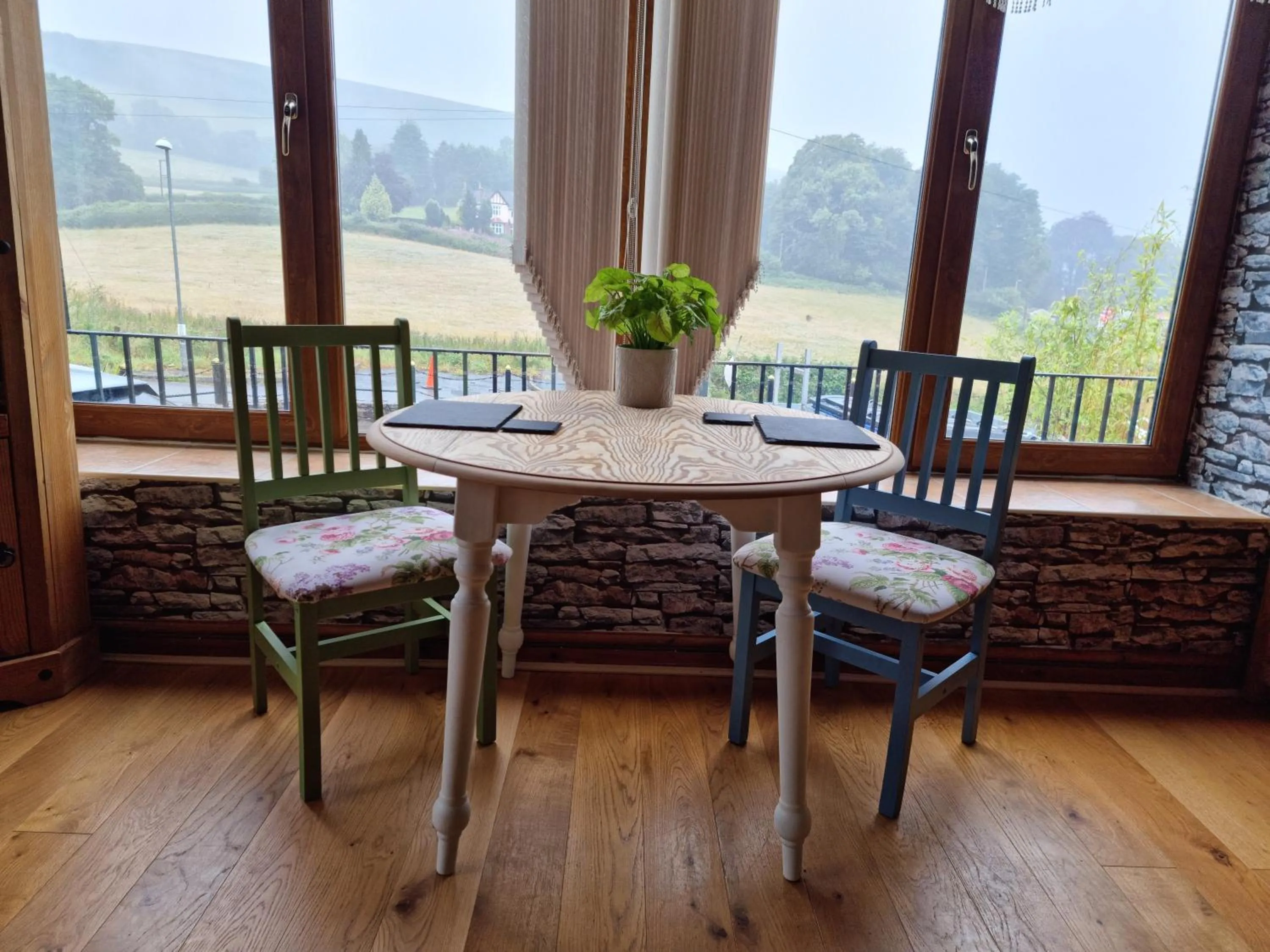 Dining area in Castle Lodge - Brecon Beacons Accommodation