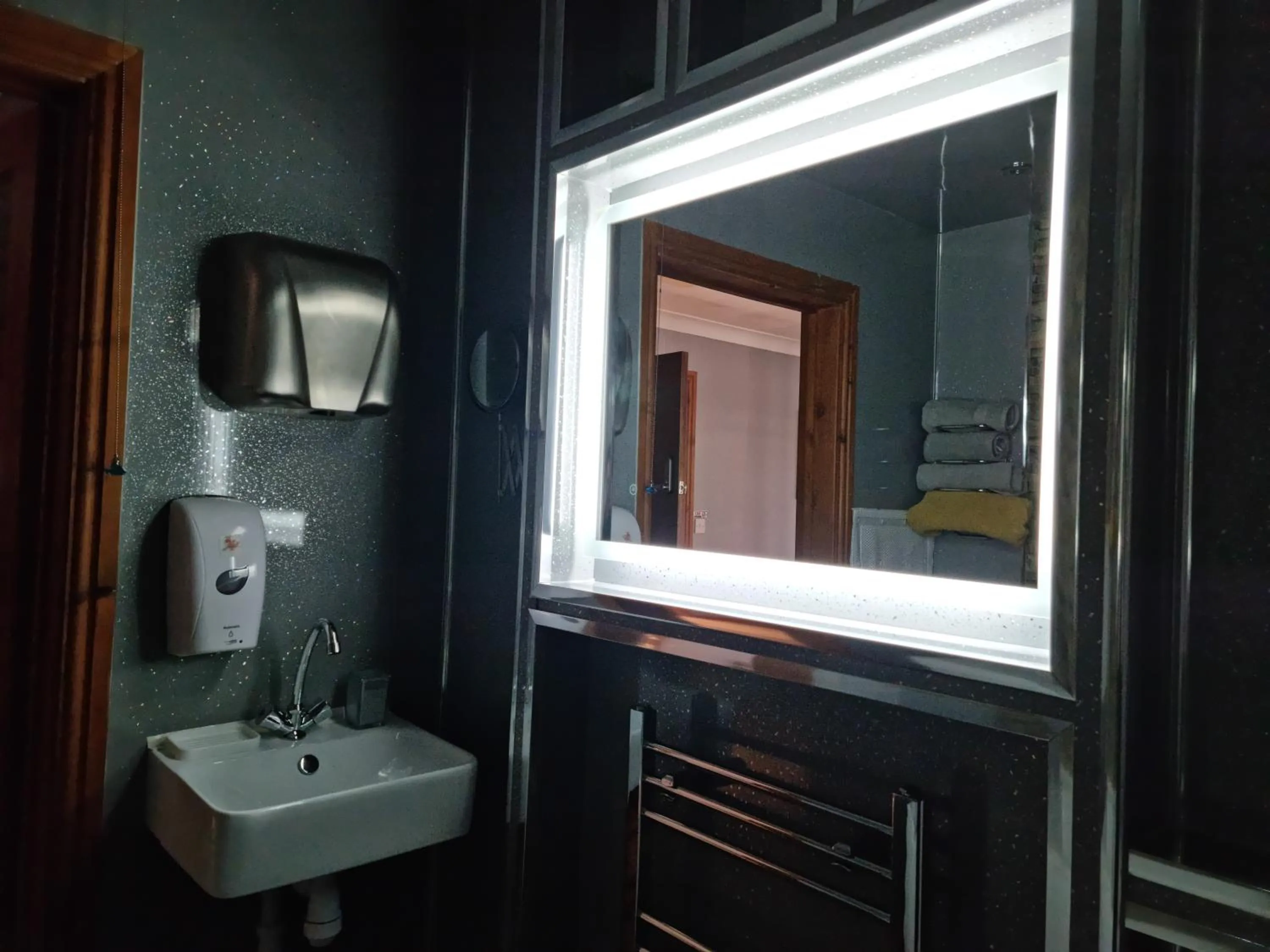 Bathroom in Castle Lodge - Brecon Beacons Accommodation