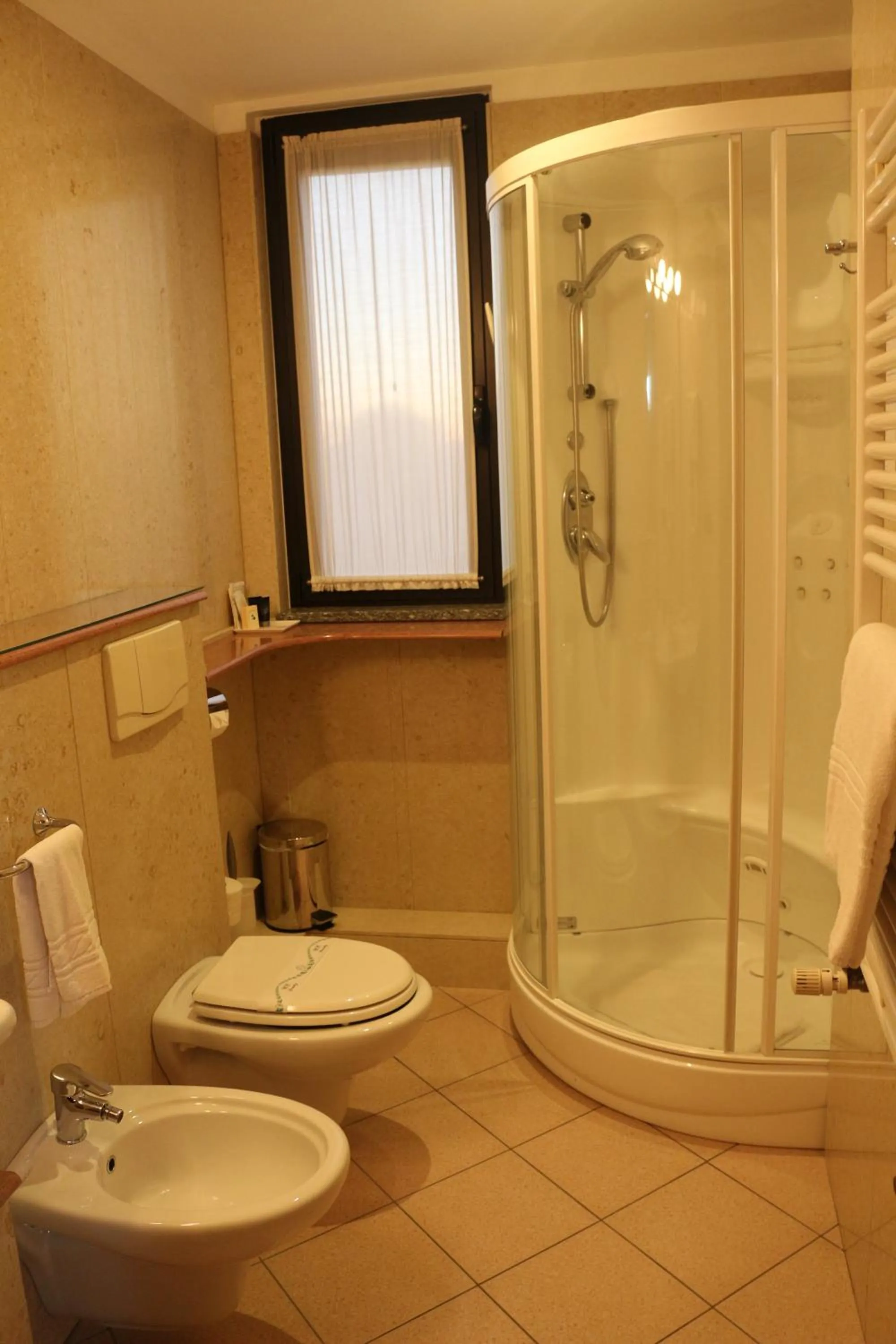 Shower in Hotel Garibaldi