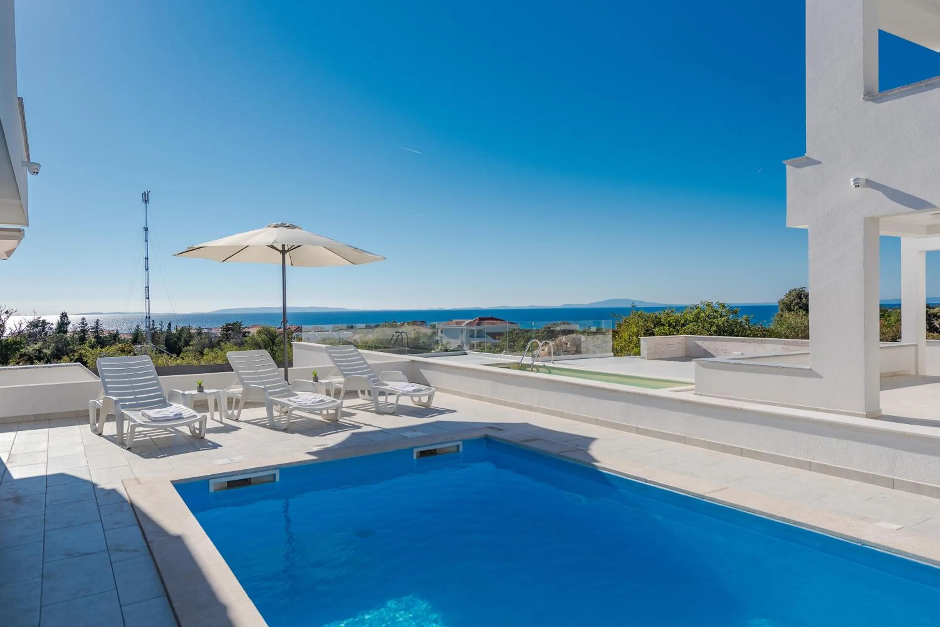 Dario 1. modern & luxury ap. with a pool