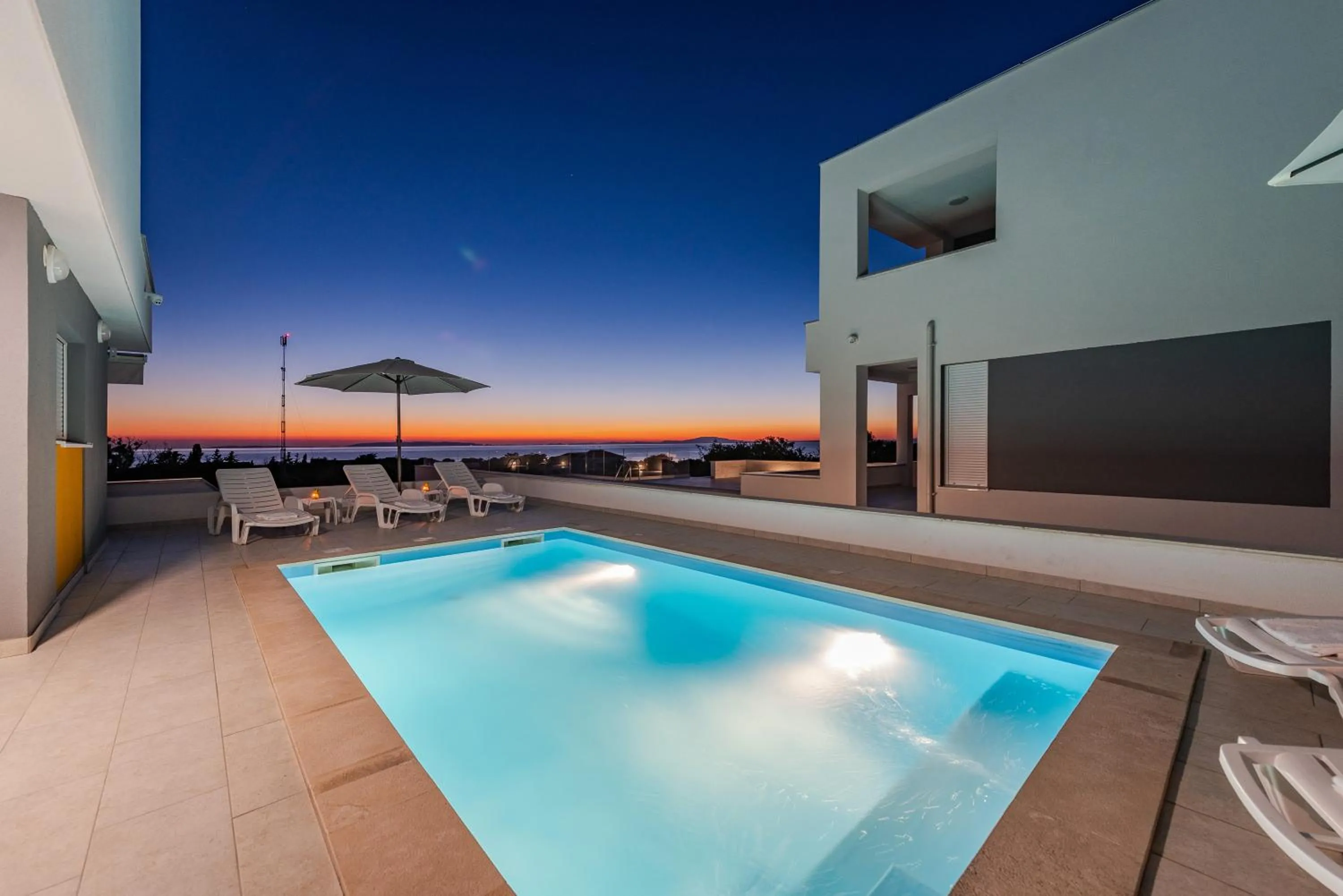 Dario 1. modern & luxury ap. with a pool