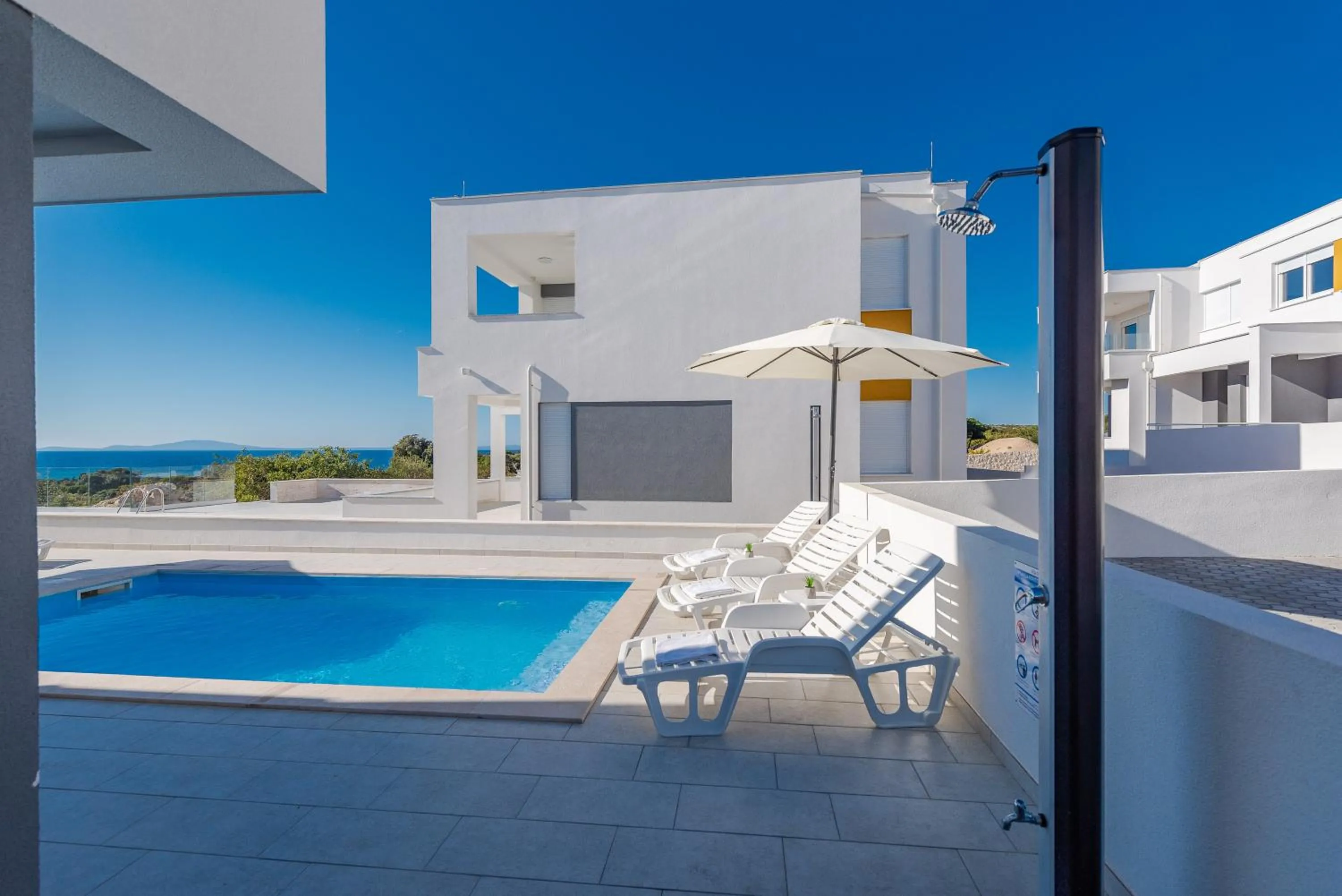 Dario 1. modern & luxury ap. with a pool