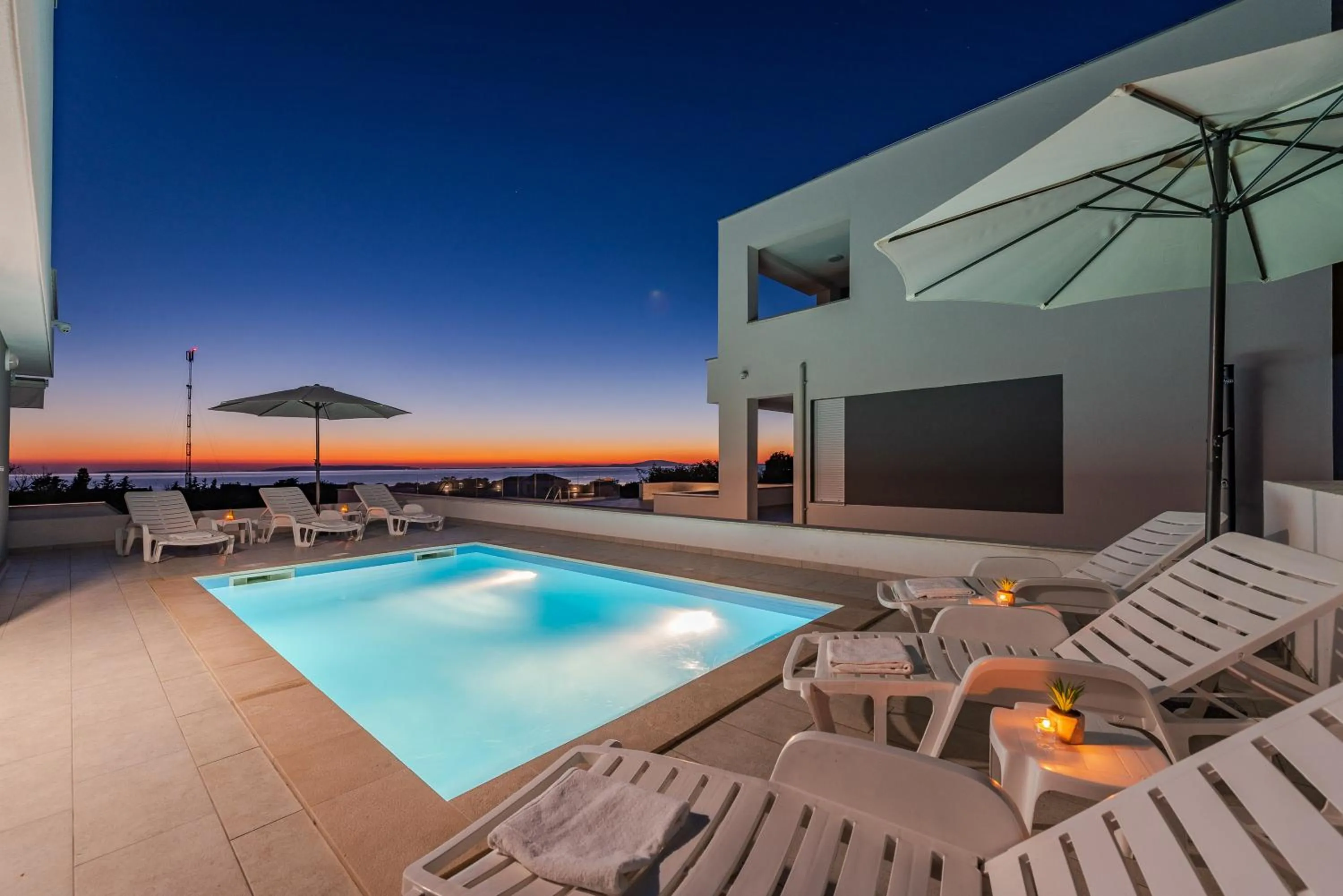 Dario 1. modern & luxury ap. with a pool