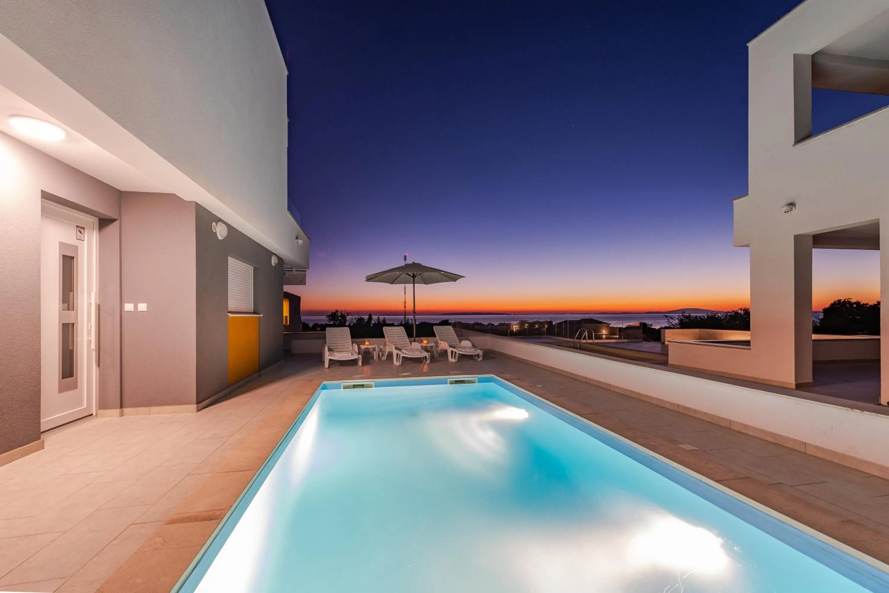 Dario 1. modern & luxury ap. with a pool