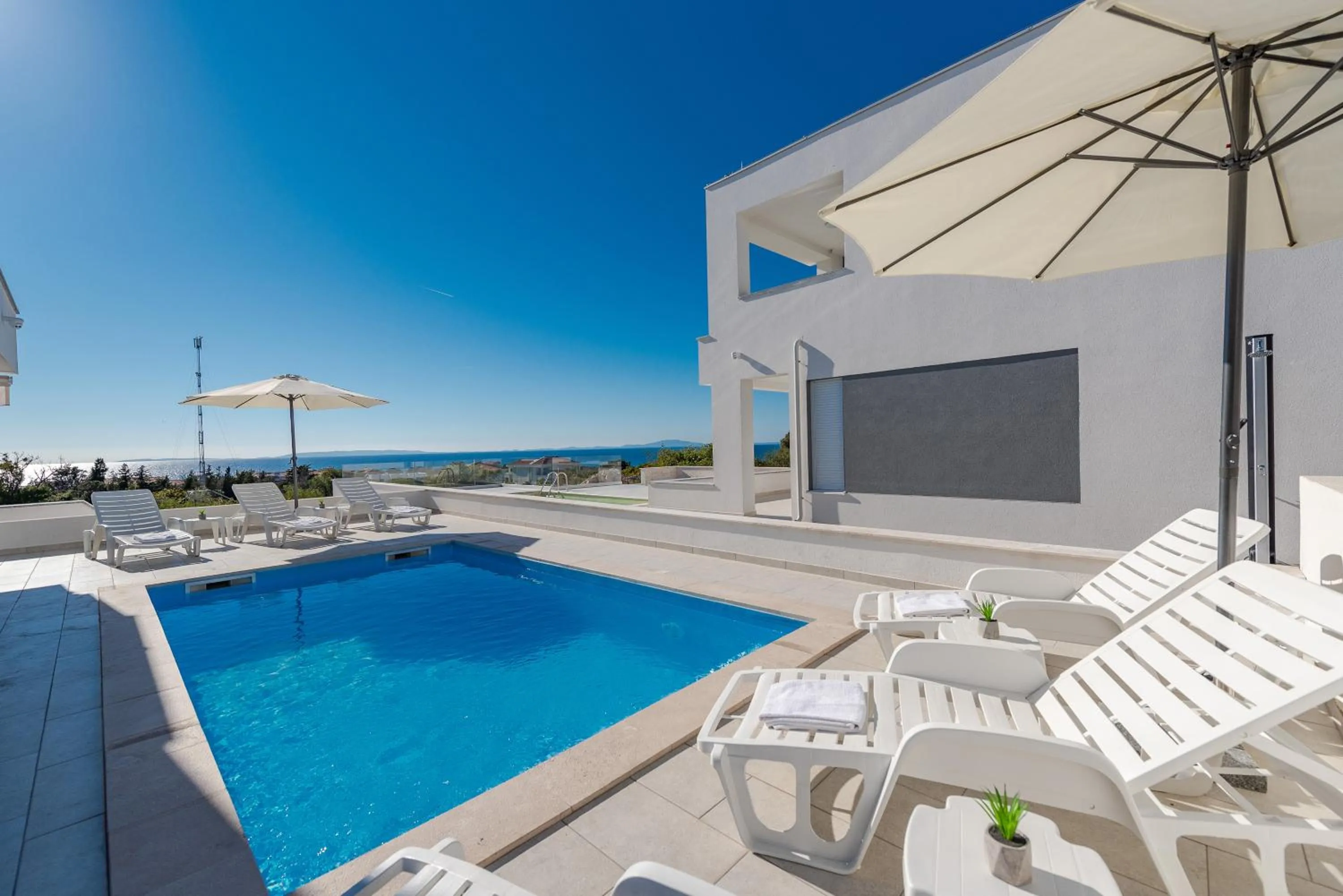 Dario 1. modern & luxury ap. with a pool