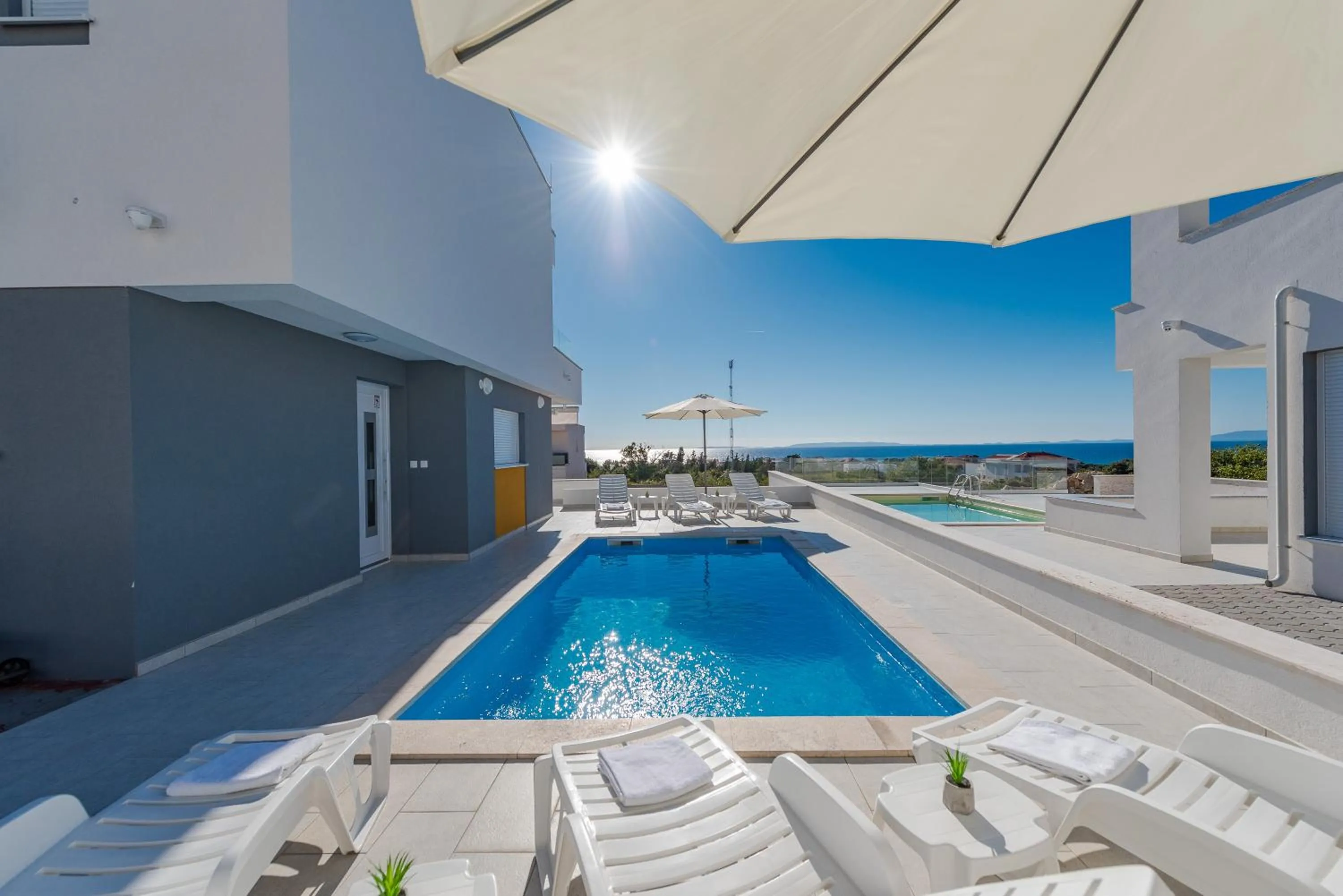 Dario 1. modern & luxury ap. with a pool