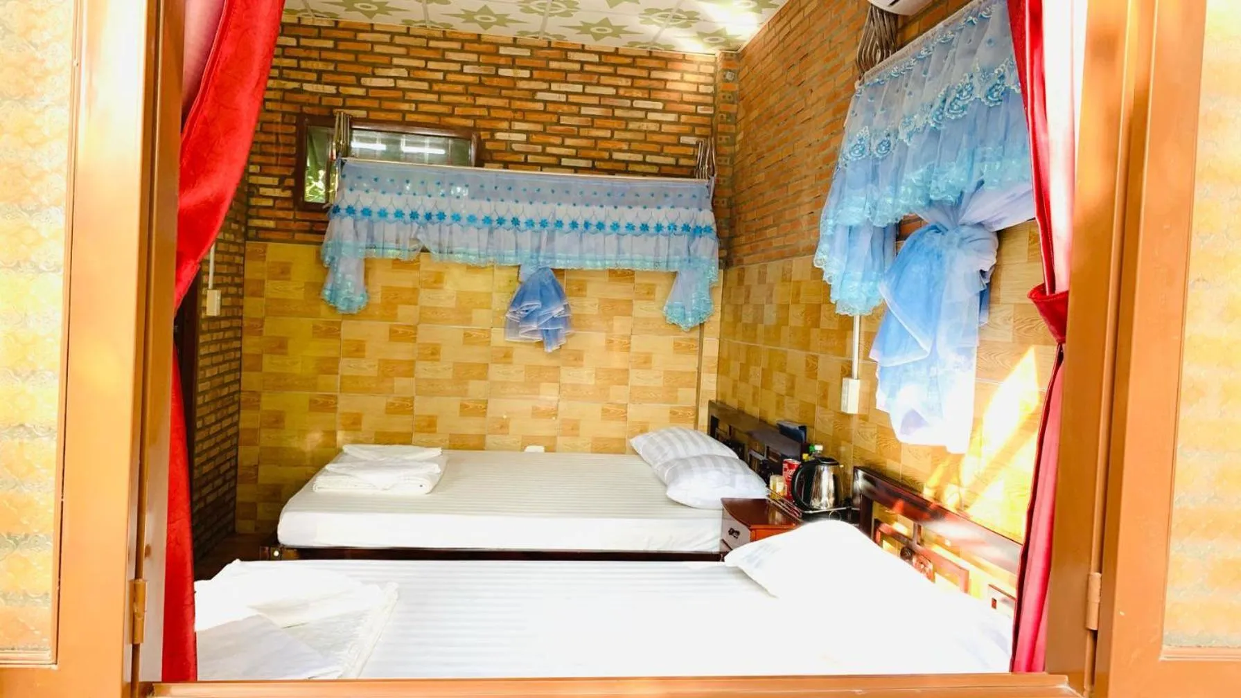 Bed in Gibbon Singing Home Stay