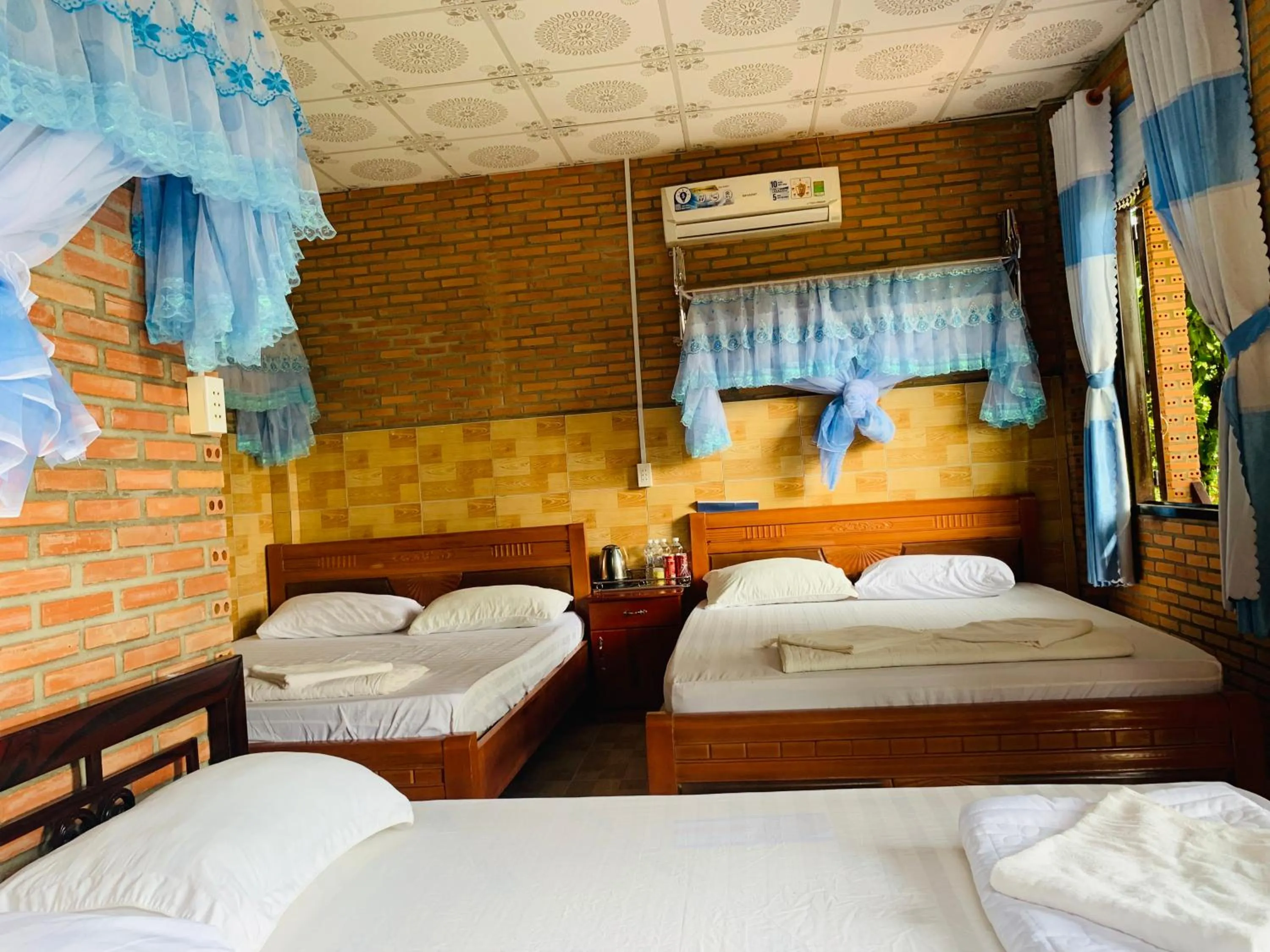 Bed in Gibbon Singing Home Stay